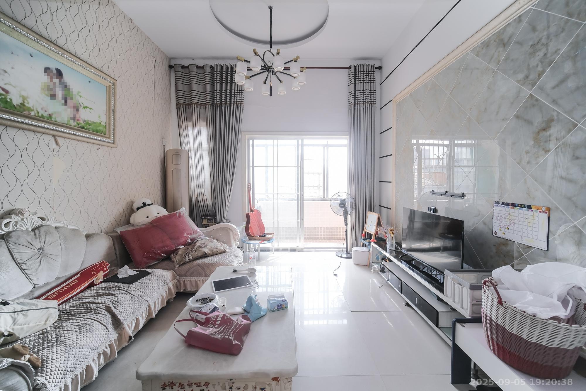 山水湾 3室2厅2卫 90.0万 山水湾 3室2厅2卫 90.0万客厅