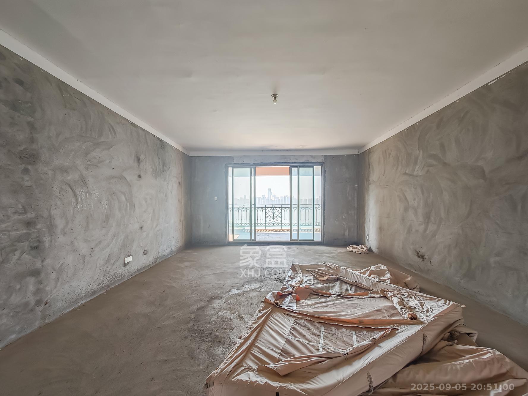 楚天逸品  4室2厅2卫    350.0万