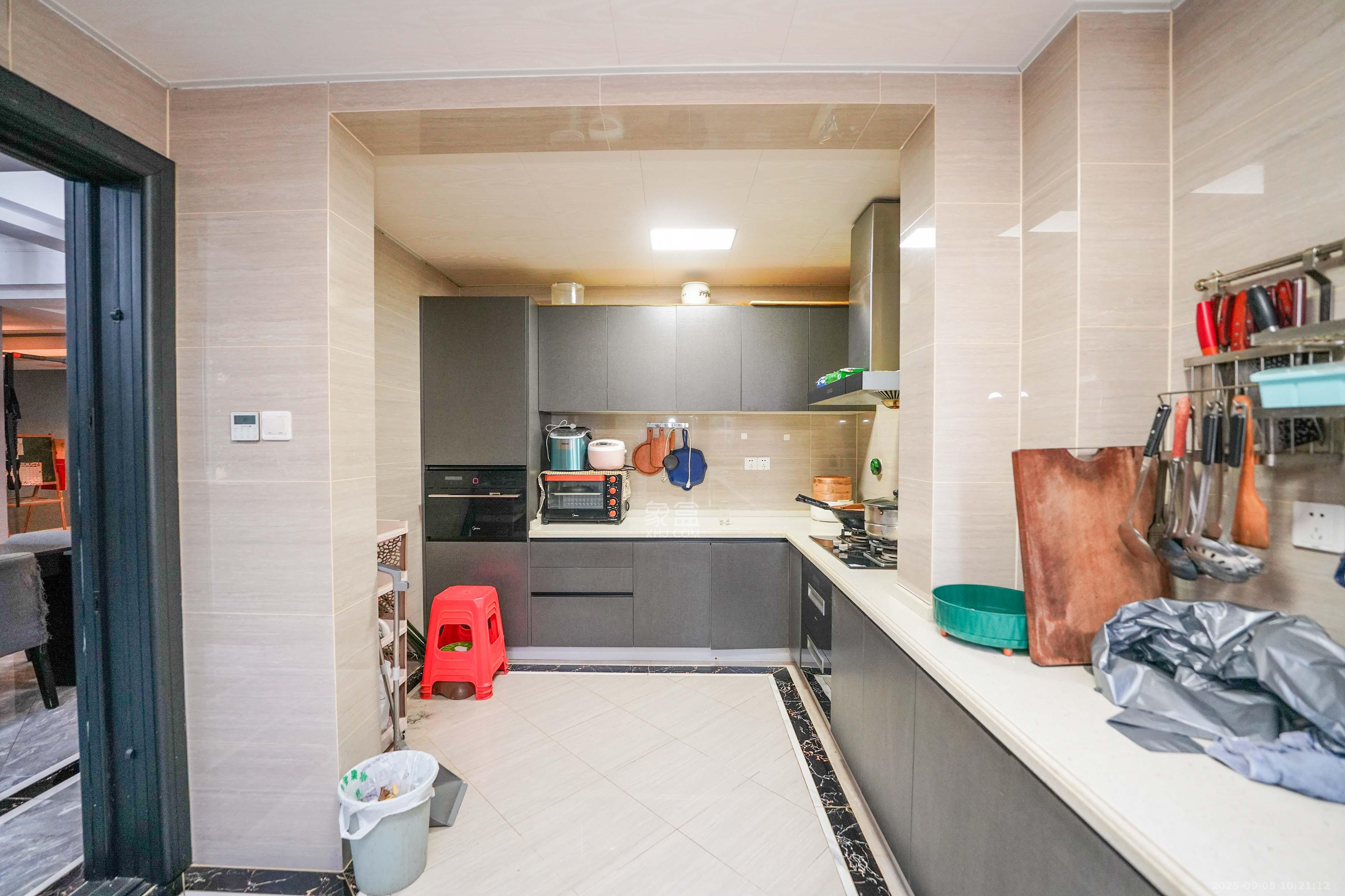 嘉华城(一期)  5室2厅2卫    220.0万 嘉华城(一期)  5室2厅2卫    220.0万厨房