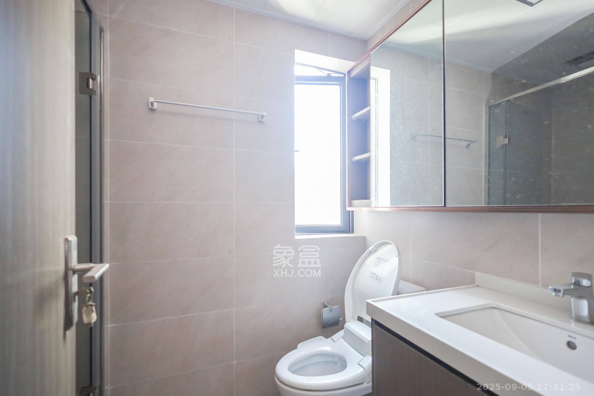 滨江府1913 4室2厅2卫 220.0万 滨江府1913 4室2厅2卫 220.0万卫生间