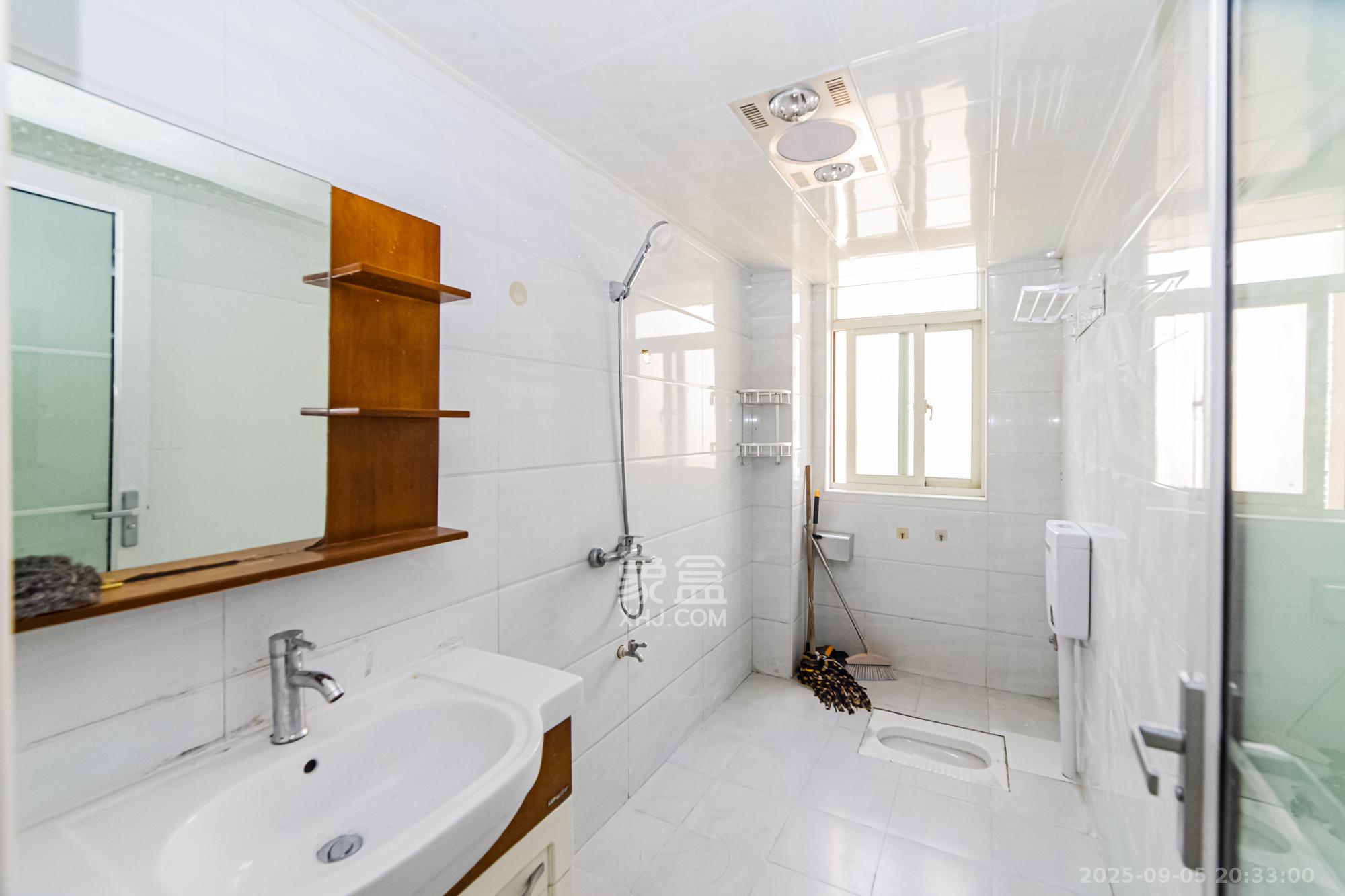 北辰三角洲E6区  4室2厅2卫    205.0万卫生间