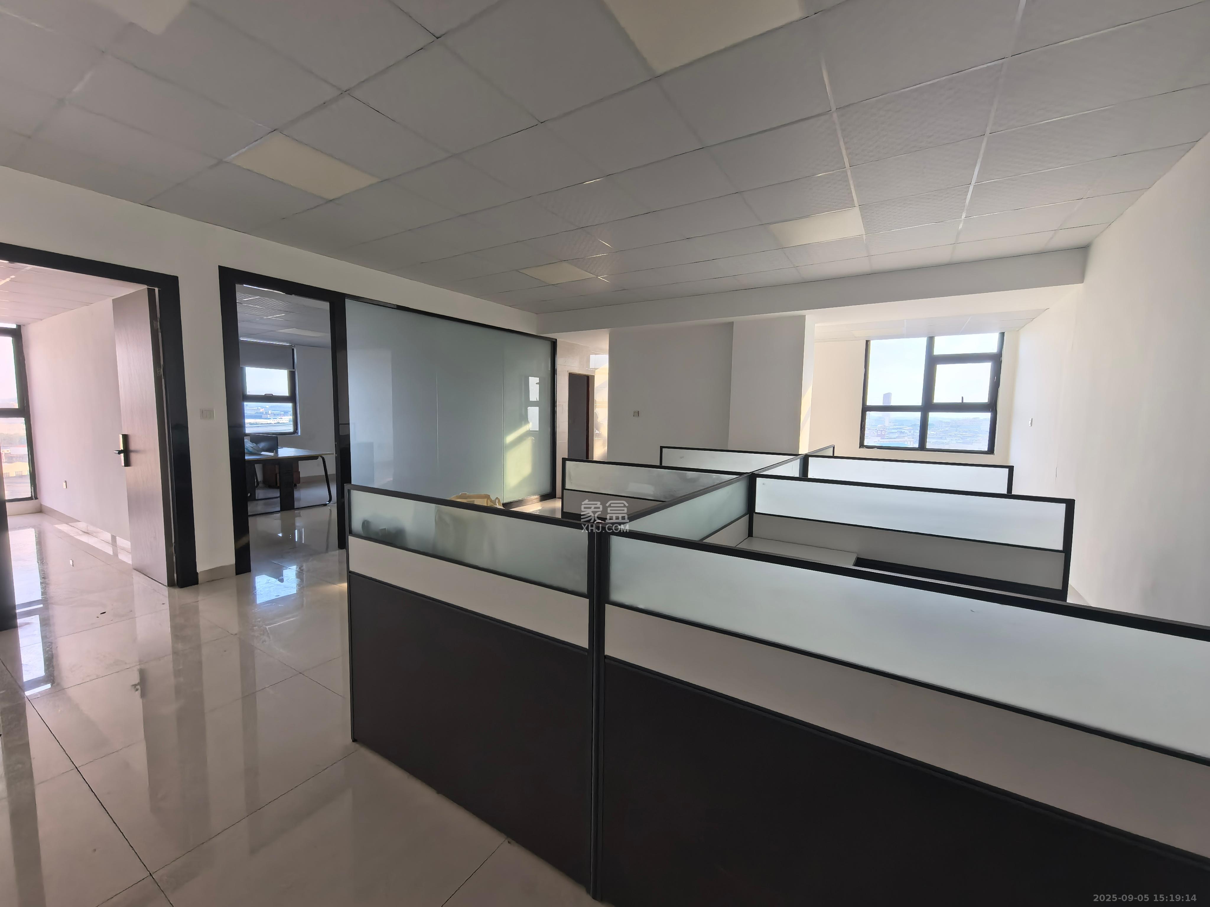 中特青年公寓  3室2厅2卫    1300.0元/月 中特青年公寓  3室2厅2卫    1300.0元/月室内图1