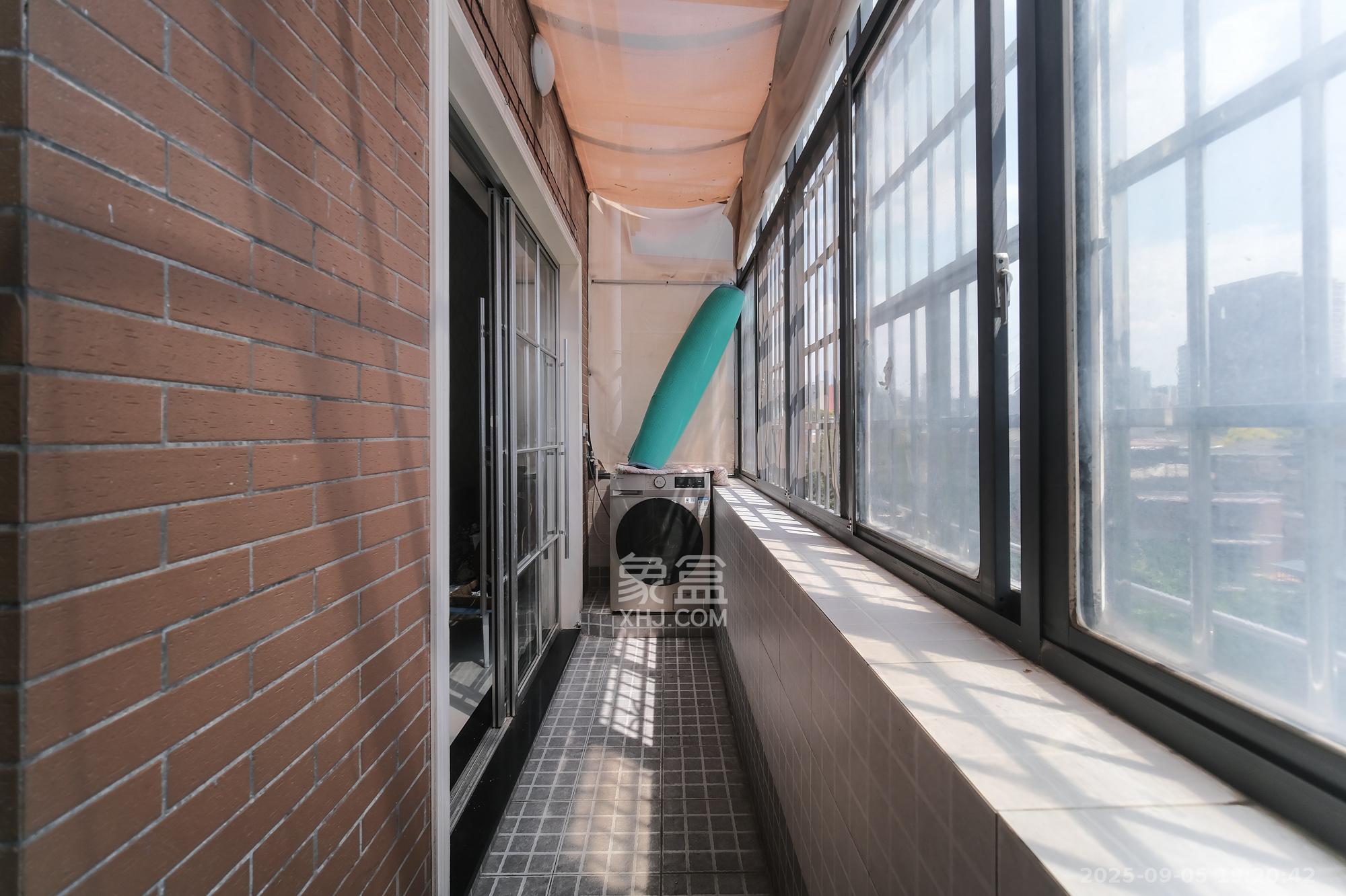 山水湾 3室2厅2卫 90.0万 山水湾 3室2厅2卫 90.0万阳台