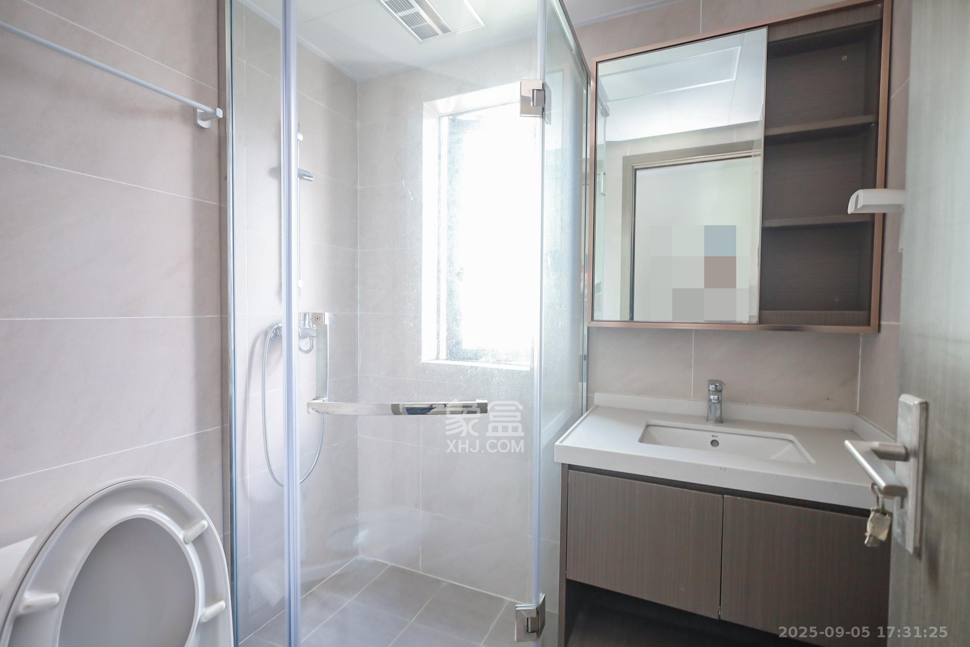 滨江府1913 4室2厅2卫 220.0万 滨江府1913 4室2厅2卫 220.0万卫生间