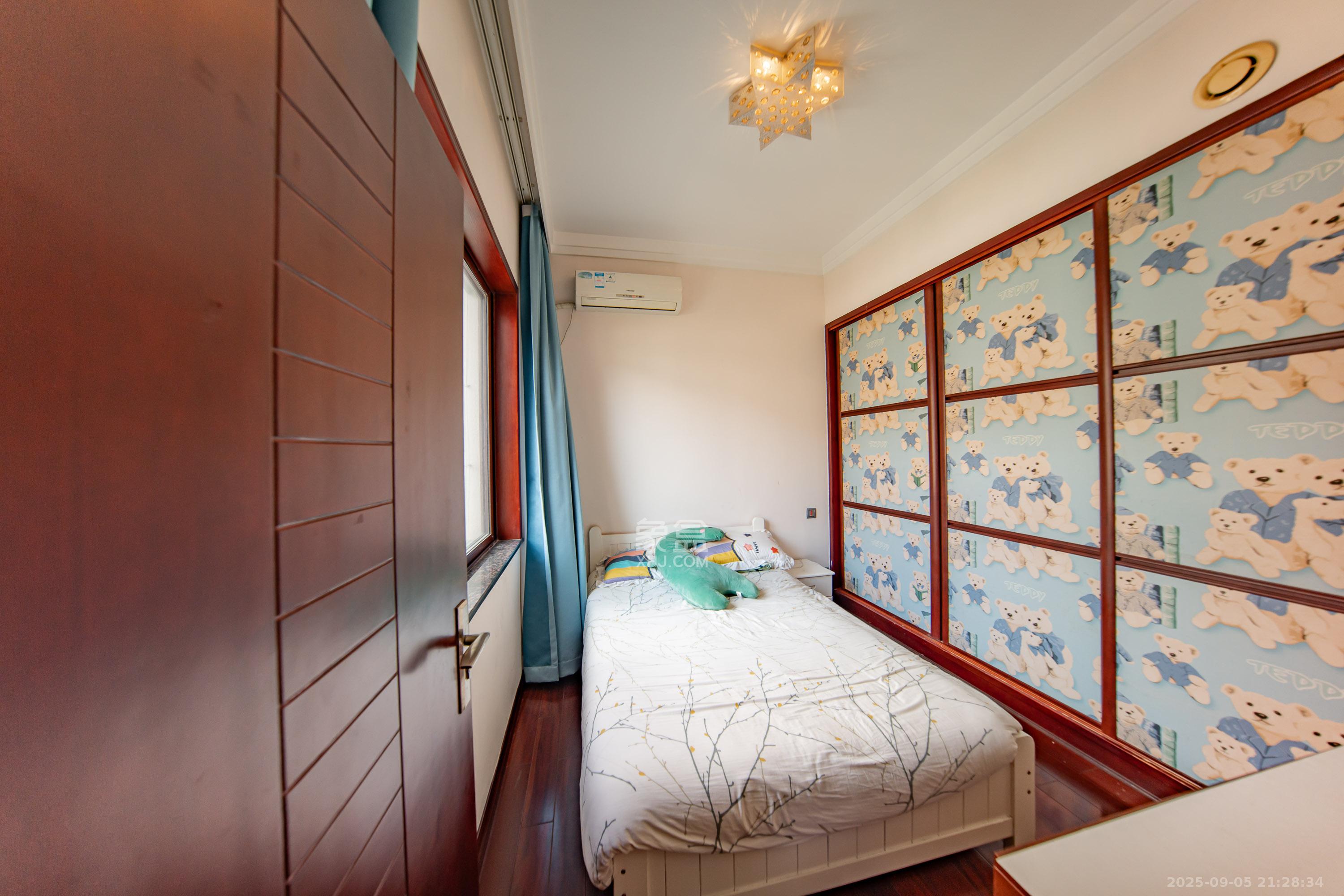 汀湘十里  5室2厅4卫    538.0万 汀湘十里  5室2厅4卫    538.0万卧室