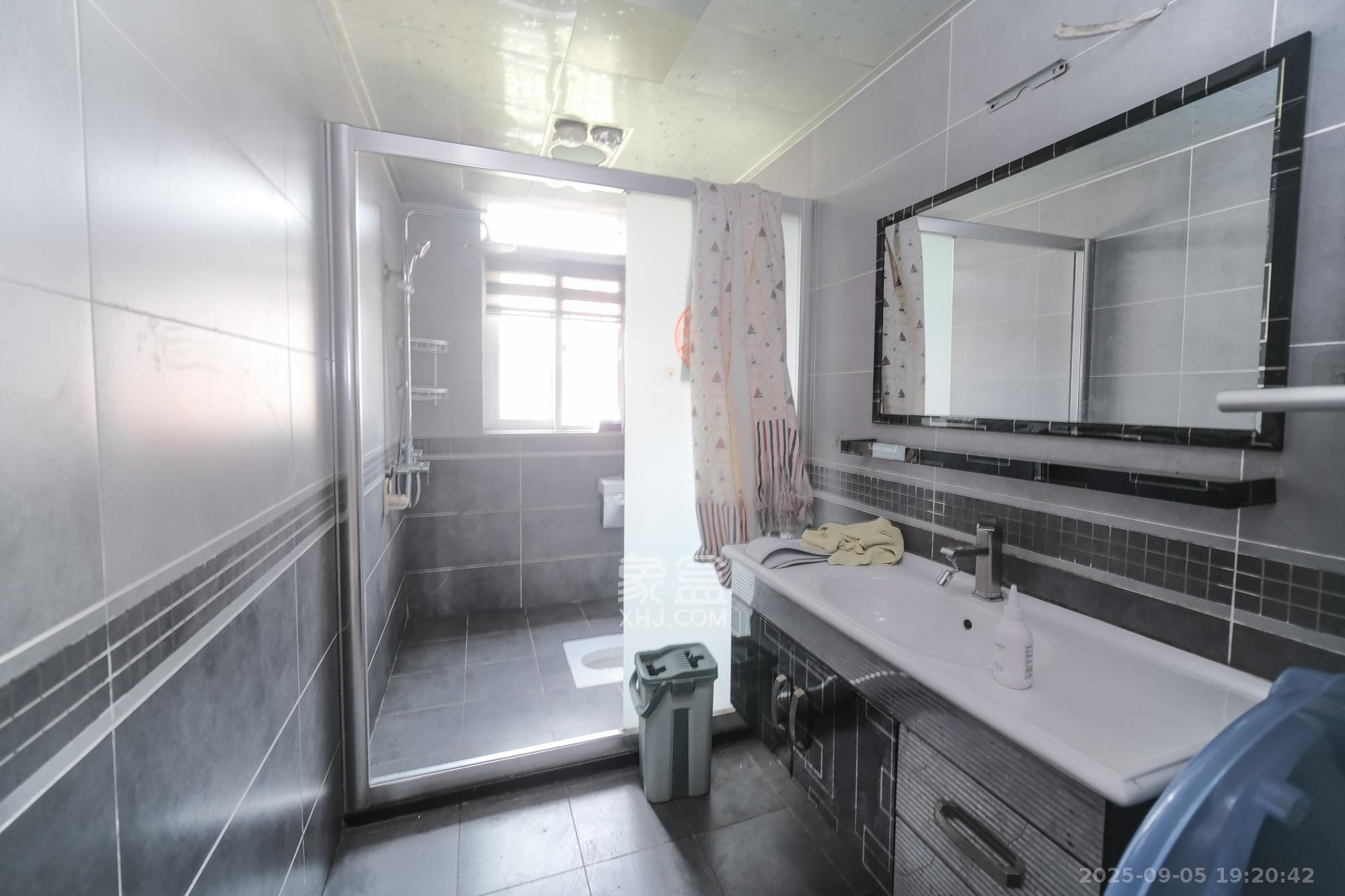 山水湾 3室2厅2卫 90.0万 山水湾 3室2厅2卫 90.0万卫生间