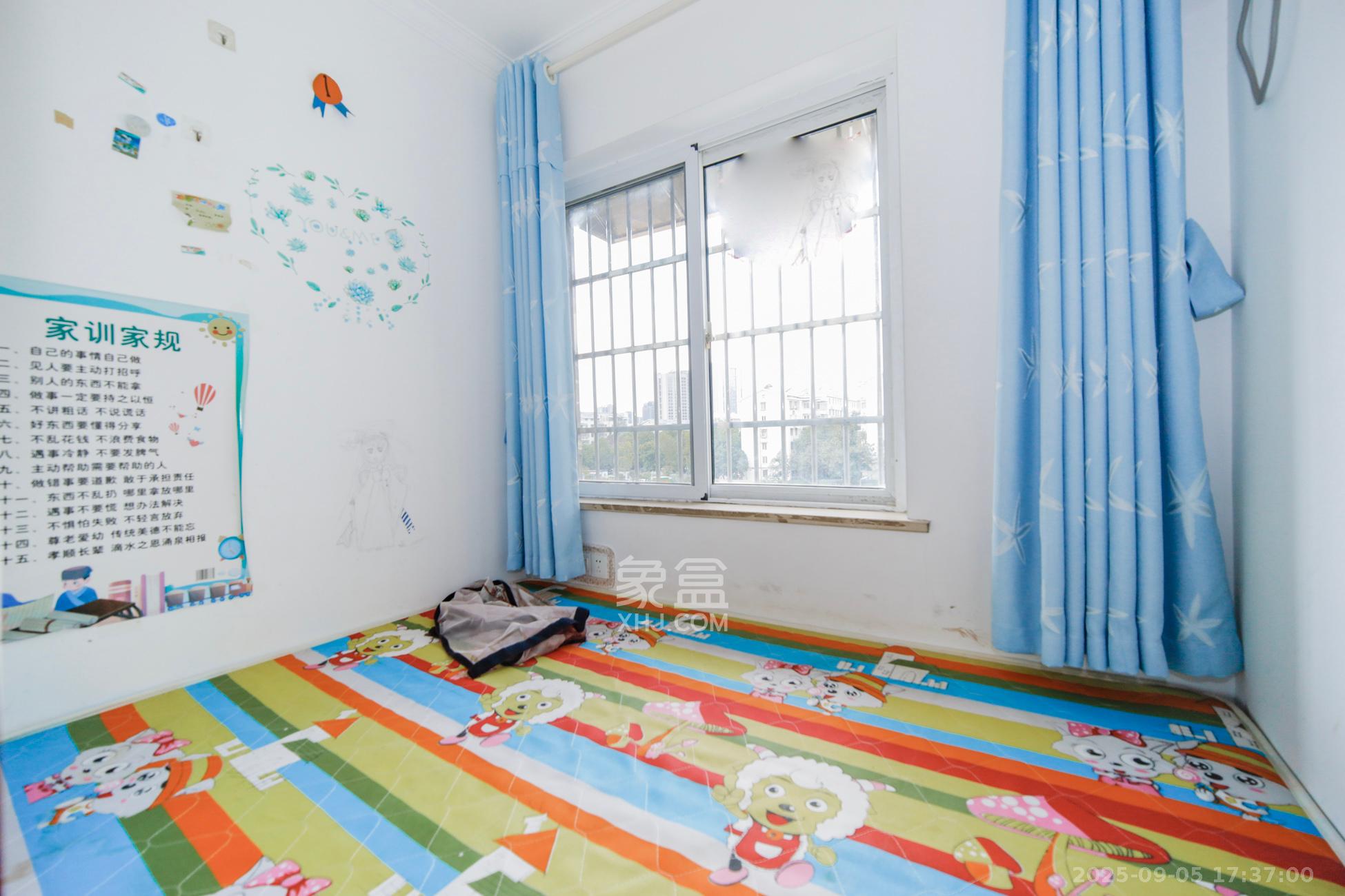 山水庭院  3室2厅1卫    68.0万卧室