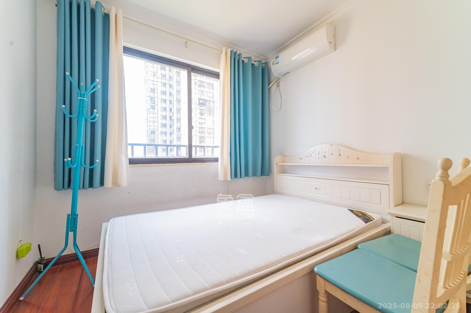 华润置地广场一期  3室2厅2卫    88.0万 华润置地广场一期  3室2厅2卫    88.0万卧室