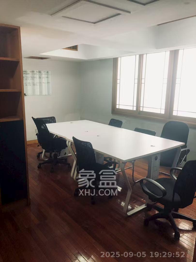 华凌大厦(五华酒店宿舍) 4室2厅2卫 3500.0元/月 华凌大厦(五华酒店宿舍) 4室2厅2卫 3500.0元/月室内图