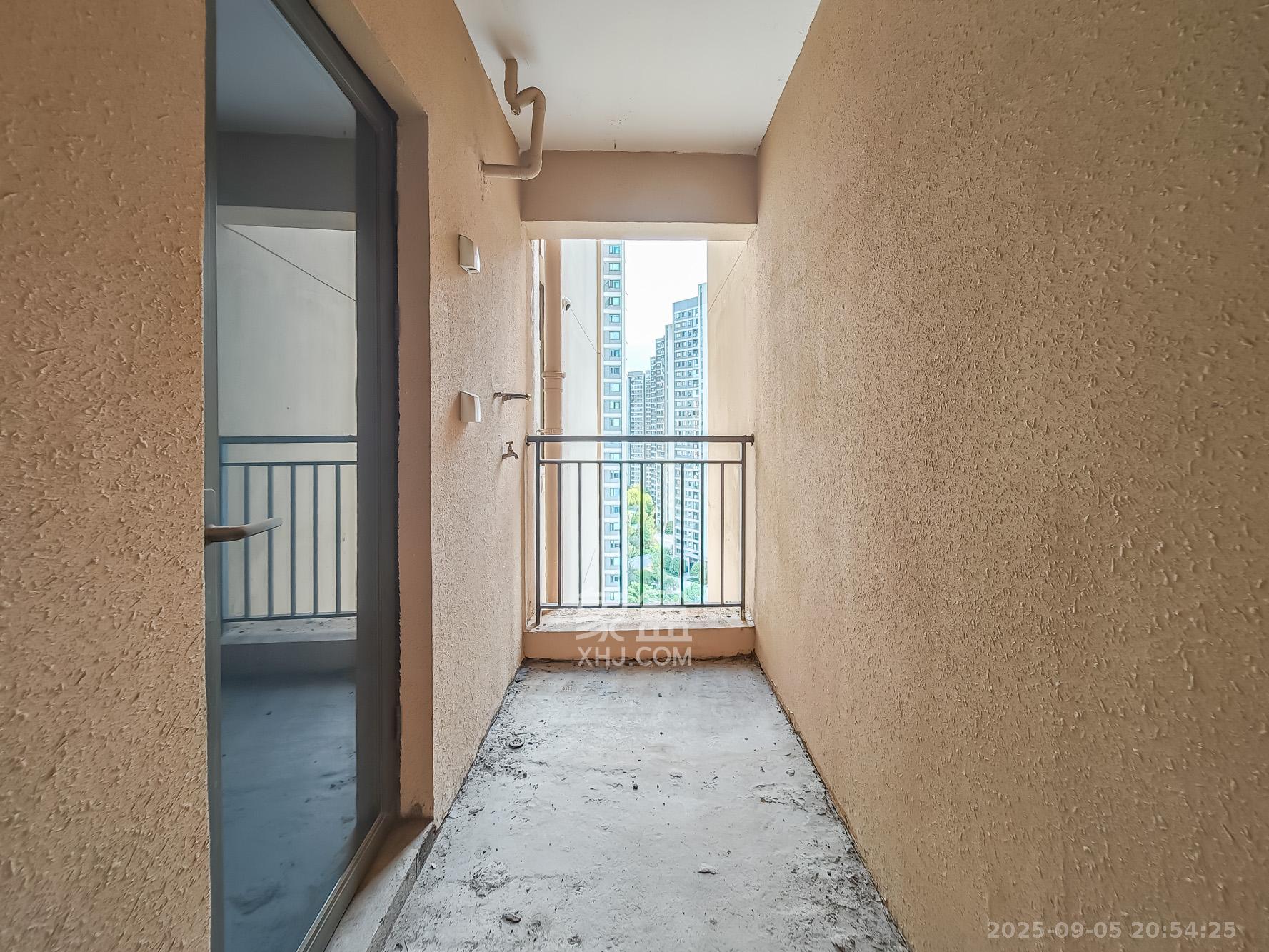 长沙雅居乐花园  3室2厅2卫    70.8万阳台