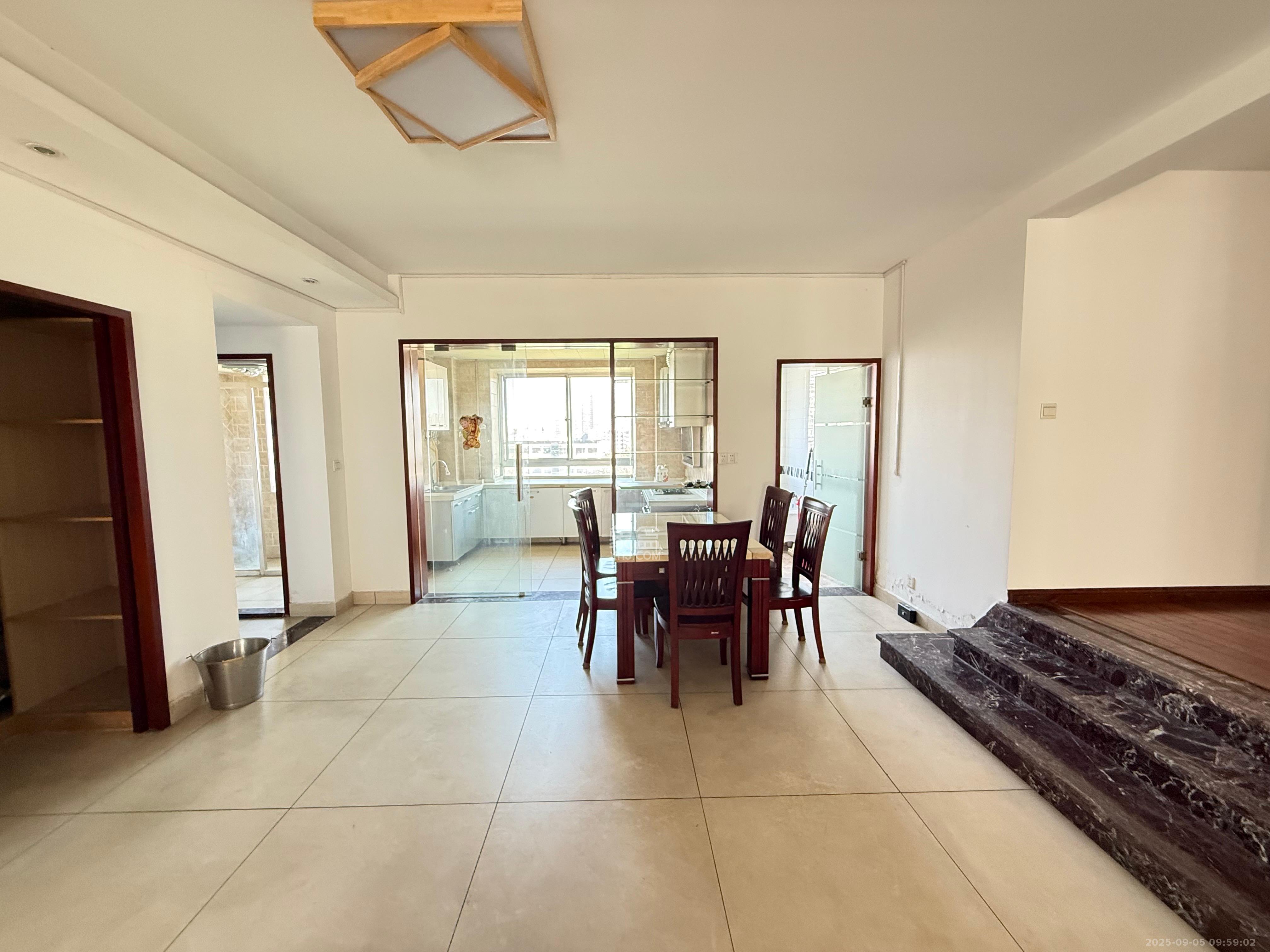 湘林家园(湘林小区电梯房) 4室2厅1卫 3500.0元/月 湘林家园(湘林小区电梯房) 4室2厅1卫 3500.0元/月室内图