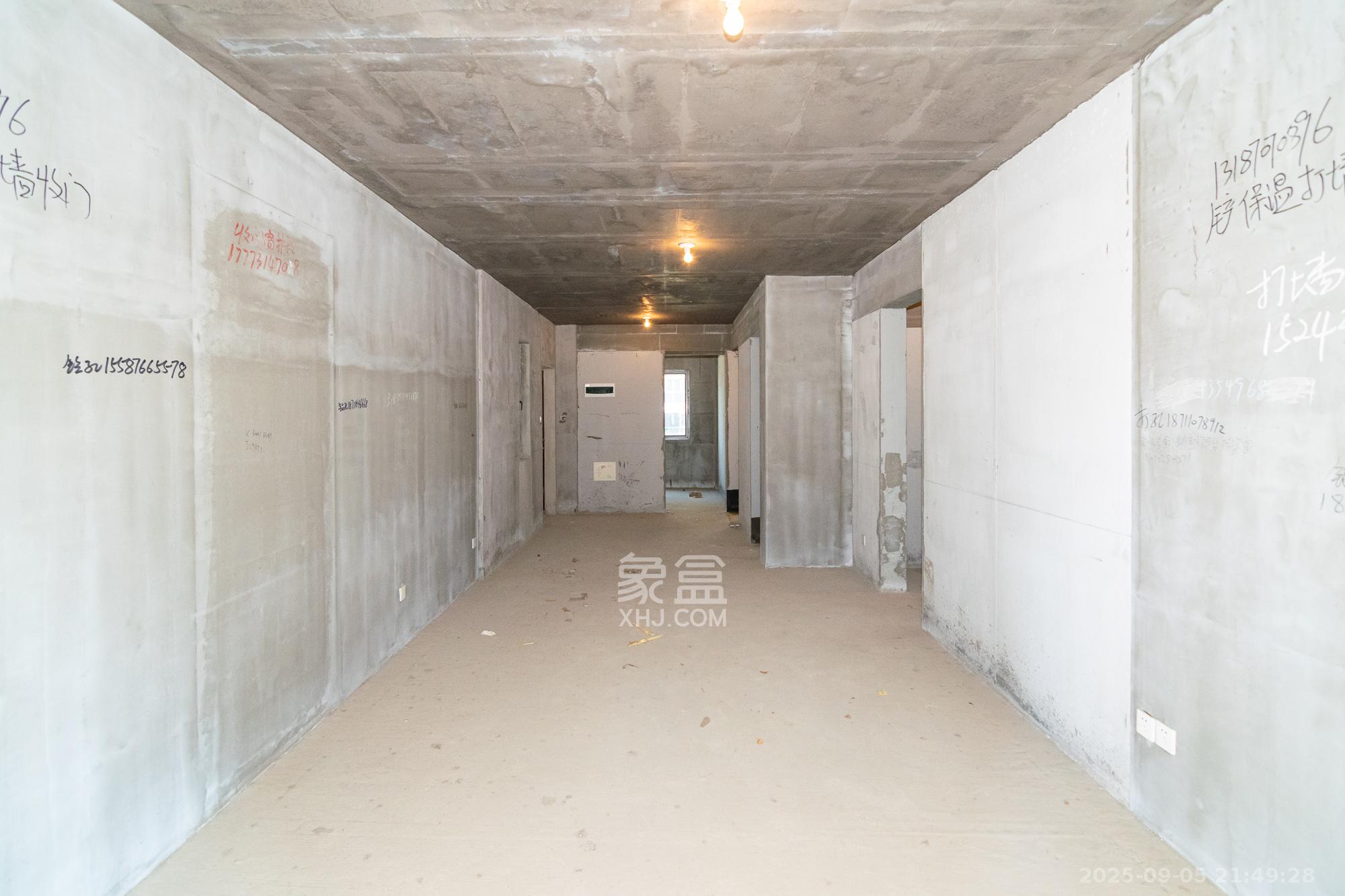 澳海澜庭  3室2厅2卫    58.0万客厅