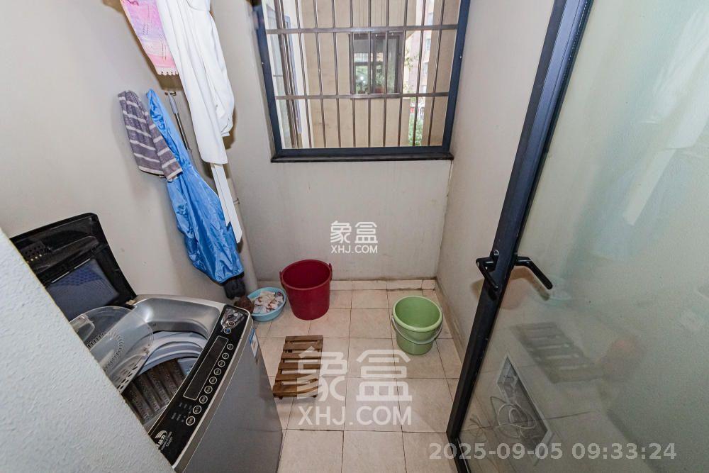 万科城  1室2厅1卫    2700.0元/月室内图