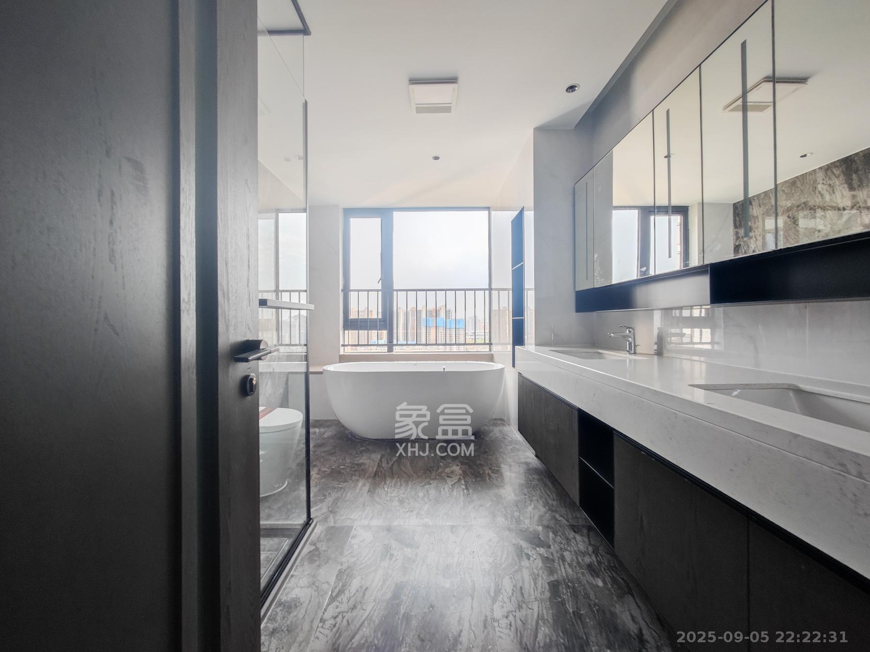 龙湖青云阙  4室2厅3卫    330.0万 龙湖青云阙  4室2厅3卫    330.0万卫生间