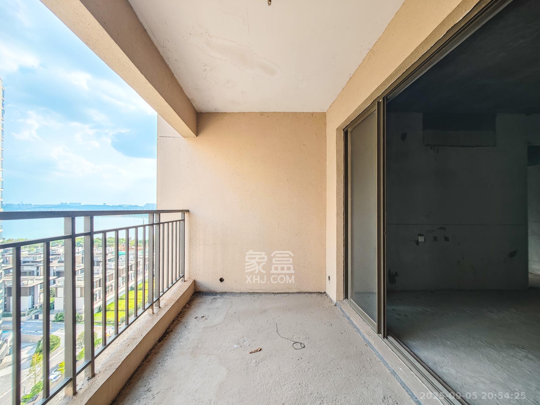 长沙雅居乐花园  3室2厅2卫    70.8万阳台