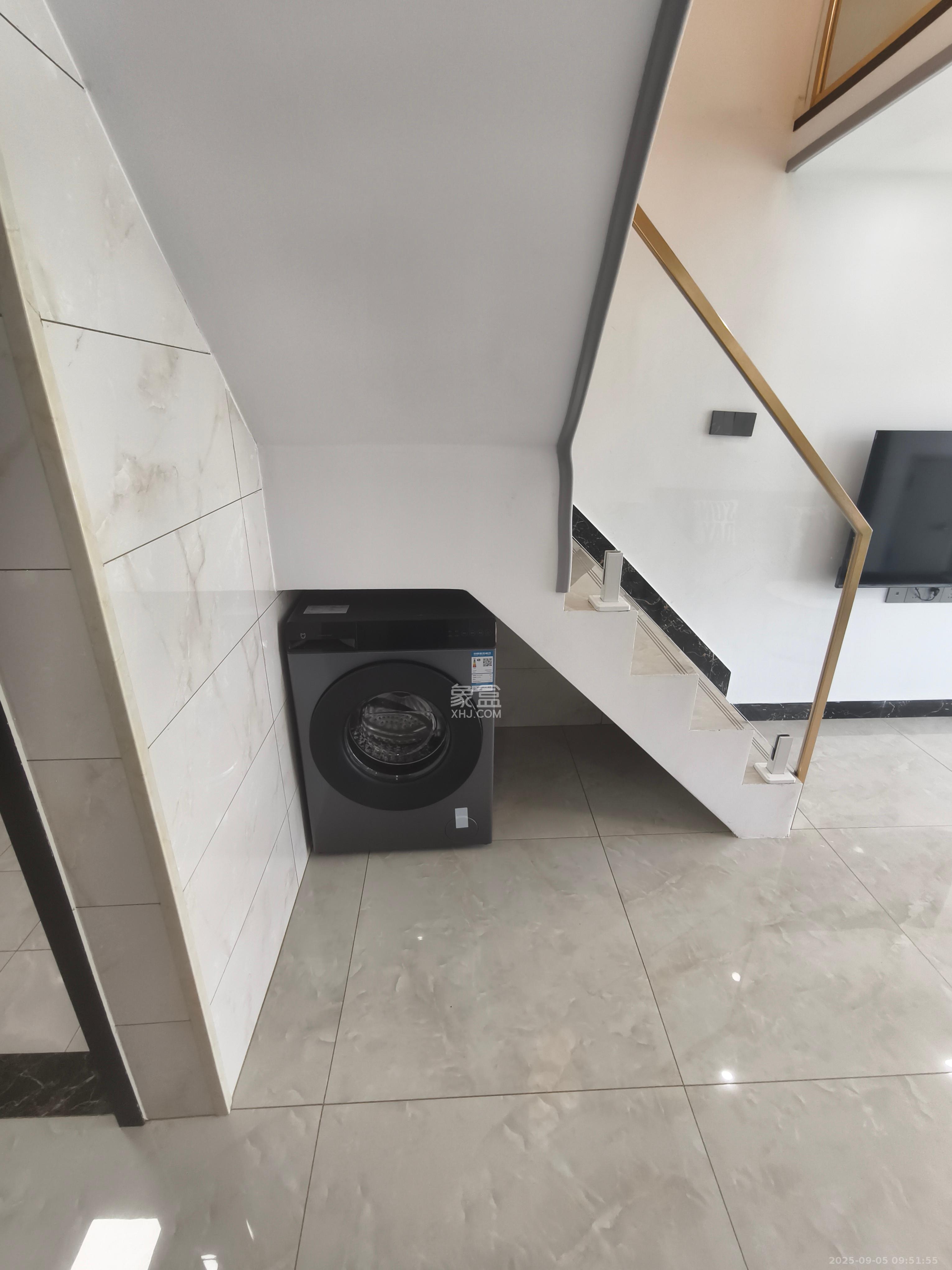 绿地V岛  2室1厅1卫    2400.0元/月室内图