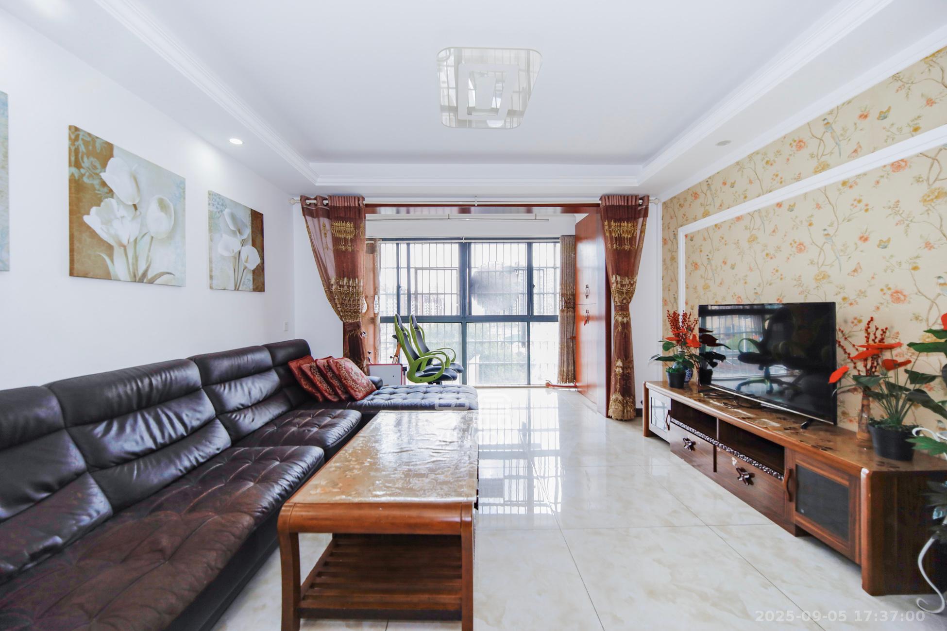 山水庭院  3室2厅1卫    68.0万客厅