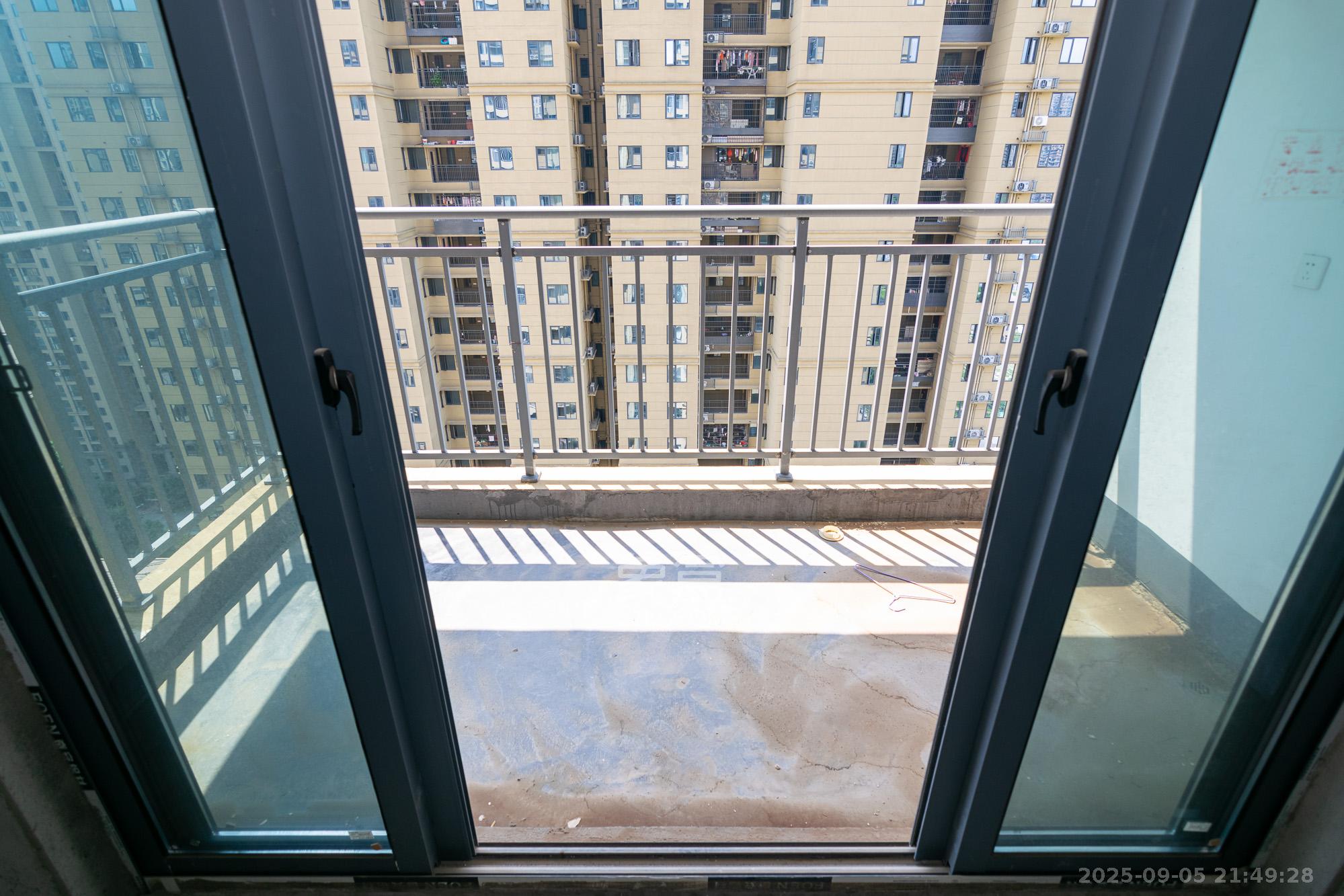 澳海澜庭  3室2厅2卫    58.0万阳台