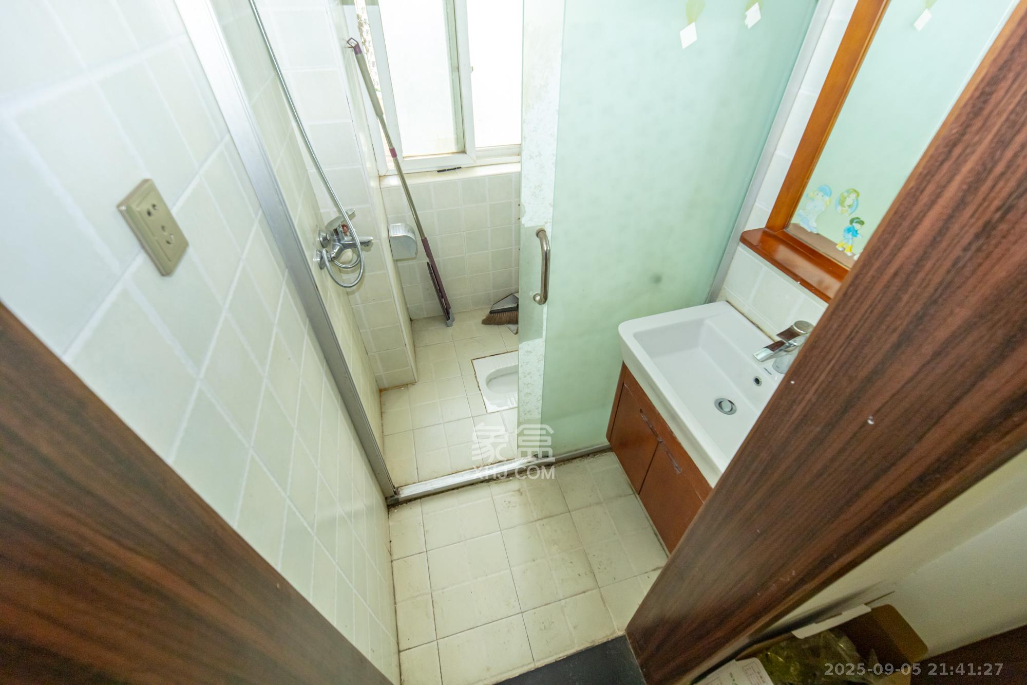 楚天馨苑  2室2厅1卫    55.0万卫生间