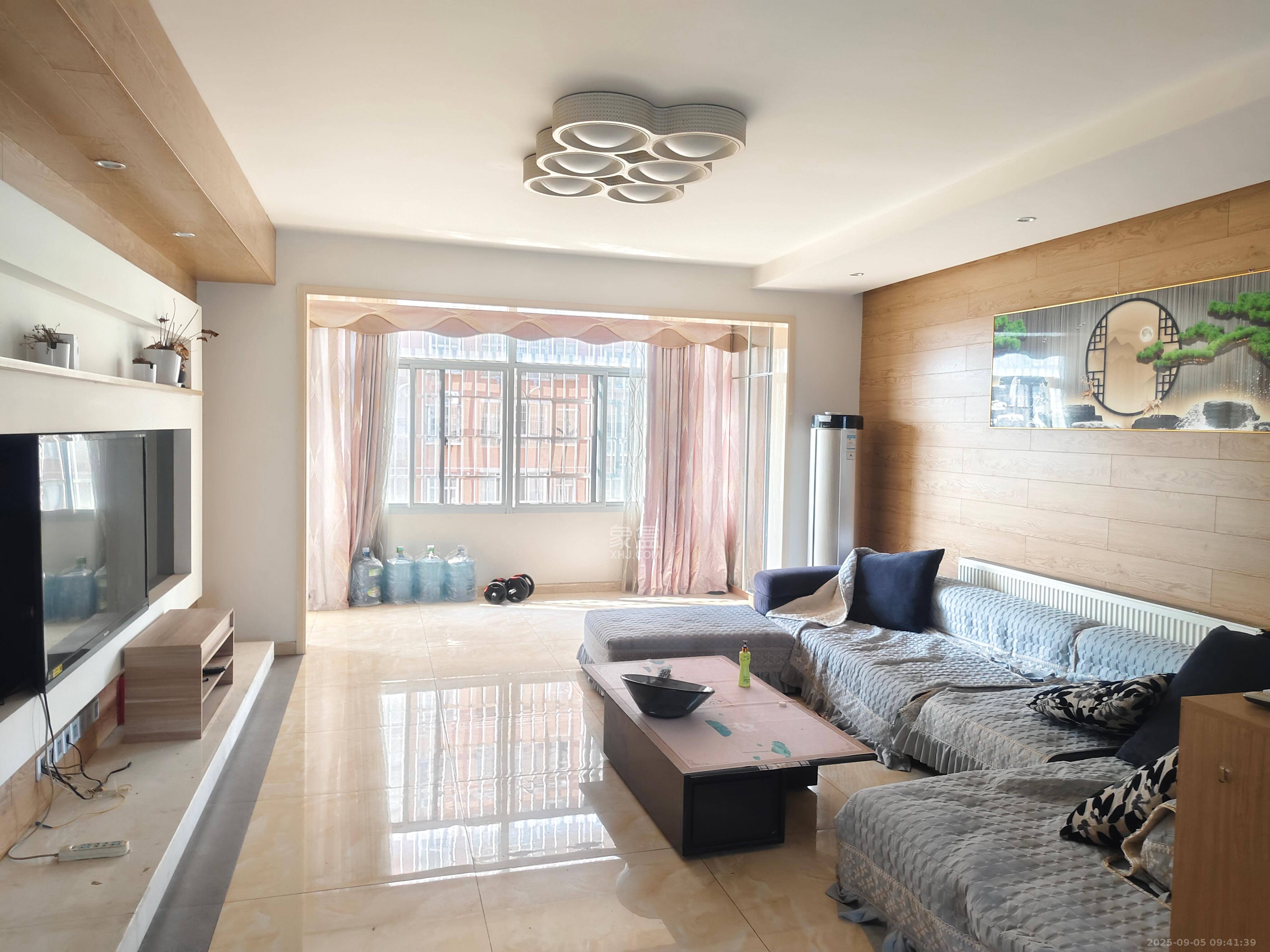 湘林家园(湘林小区电梯房) 4室2厅2卫 3600.0元/月 湘林家园(湘林小区电梯房) 4室2厅2卫 3600.0元/月室内图