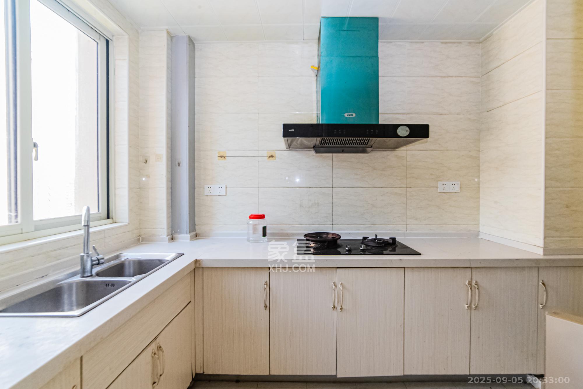 北辰三角洲E6区  4室2厅2卫    205.0万厨房