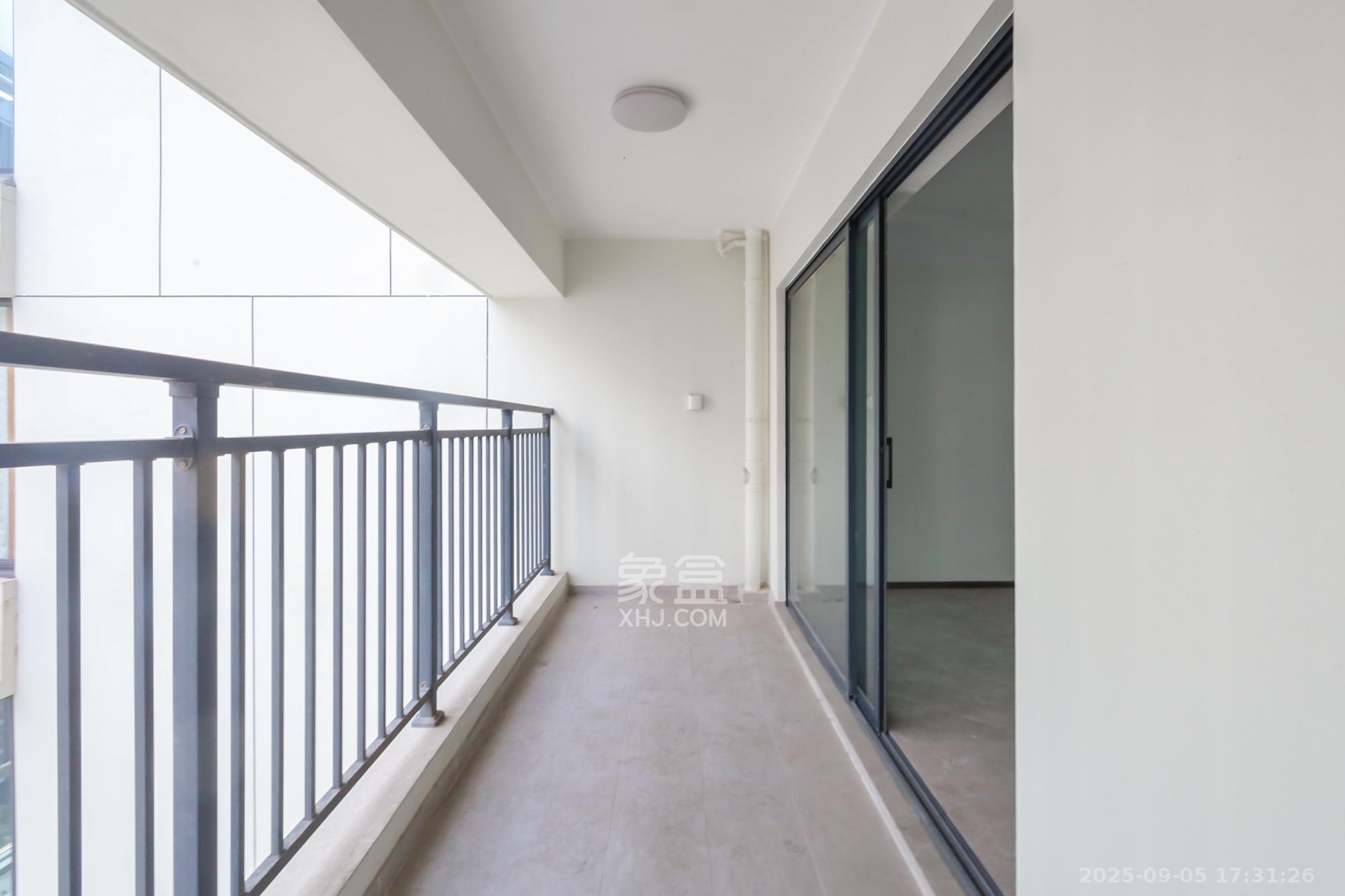 滨江府1913 4室2厅2卫 220.0万 滨江府1913 4室2厅2卫 220.0万阳台