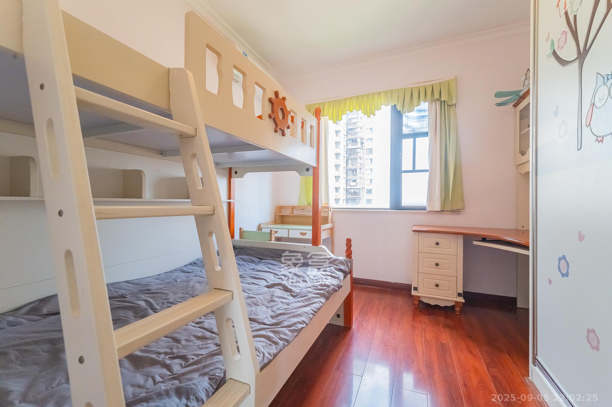 华润置地广场一期  3室2厅2卫    88.0万 华润置地广场一期  3室2厅2卫    88.0万卧室