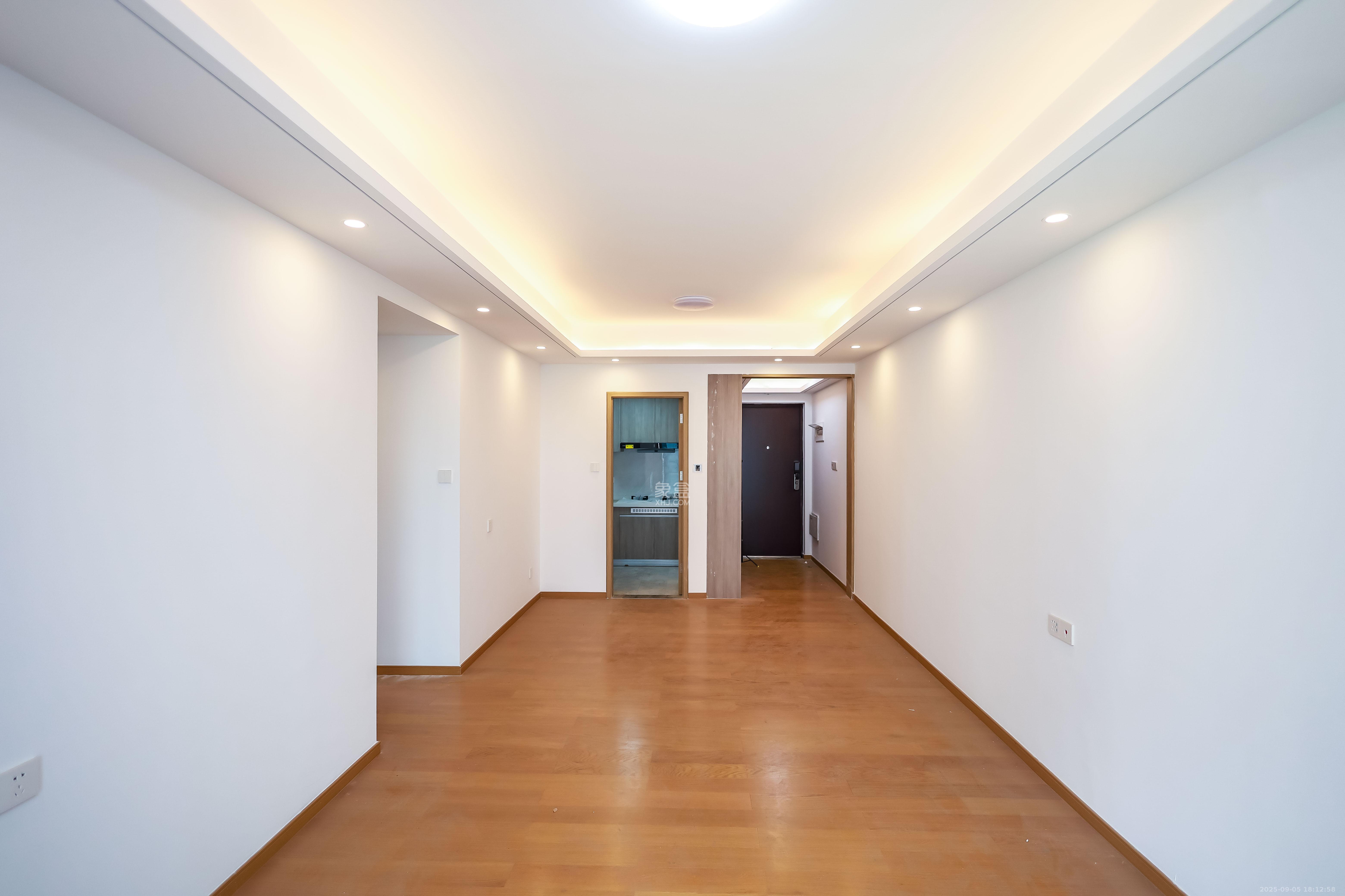 清控湖山雅居南区  3室2厅2卫    88.0万 清控湖山雅居南区  3室2厅2卫    88.0万客厅