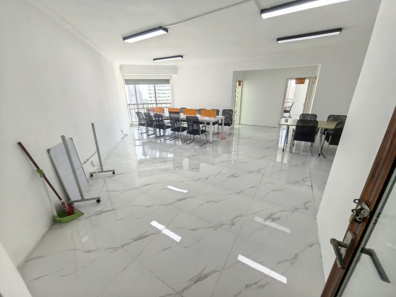 深发展大厦  3室2厅2卫    3000.0元/月 深发展大厦  3室2厅2卫    3000.0元/月室内图