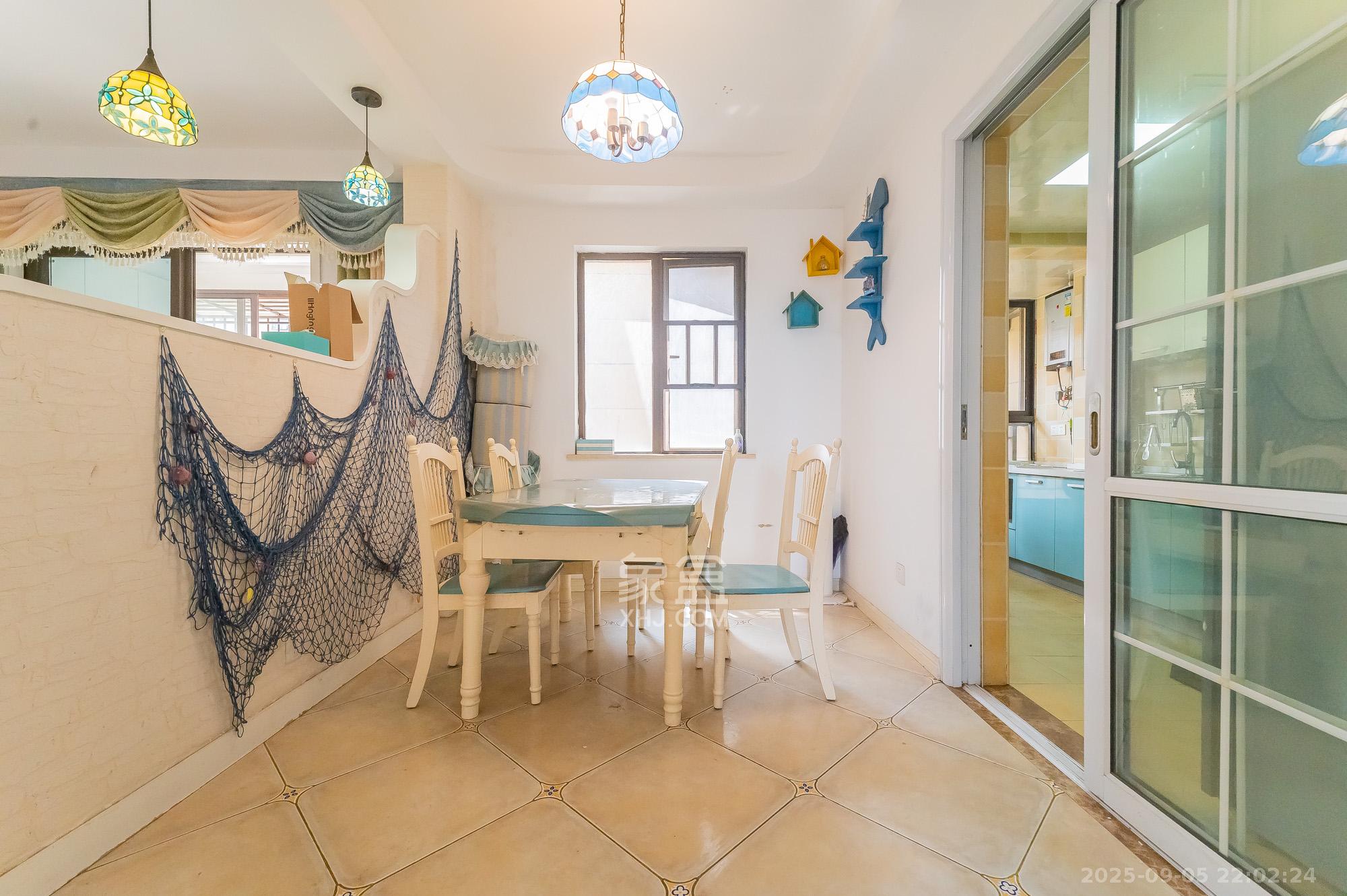 华润置地广场一期  3室2厅2卫    88.0万 华润置地广场一期  3室2厅2卫    88.0万客厅