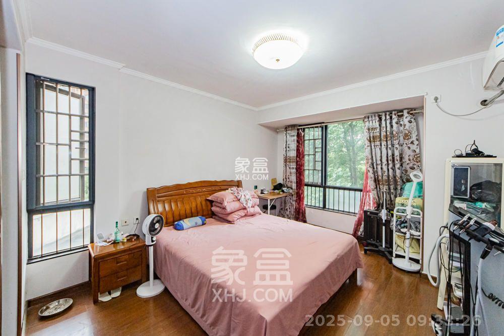 万科城  1室2厅1卫    2700.0元/月室内图