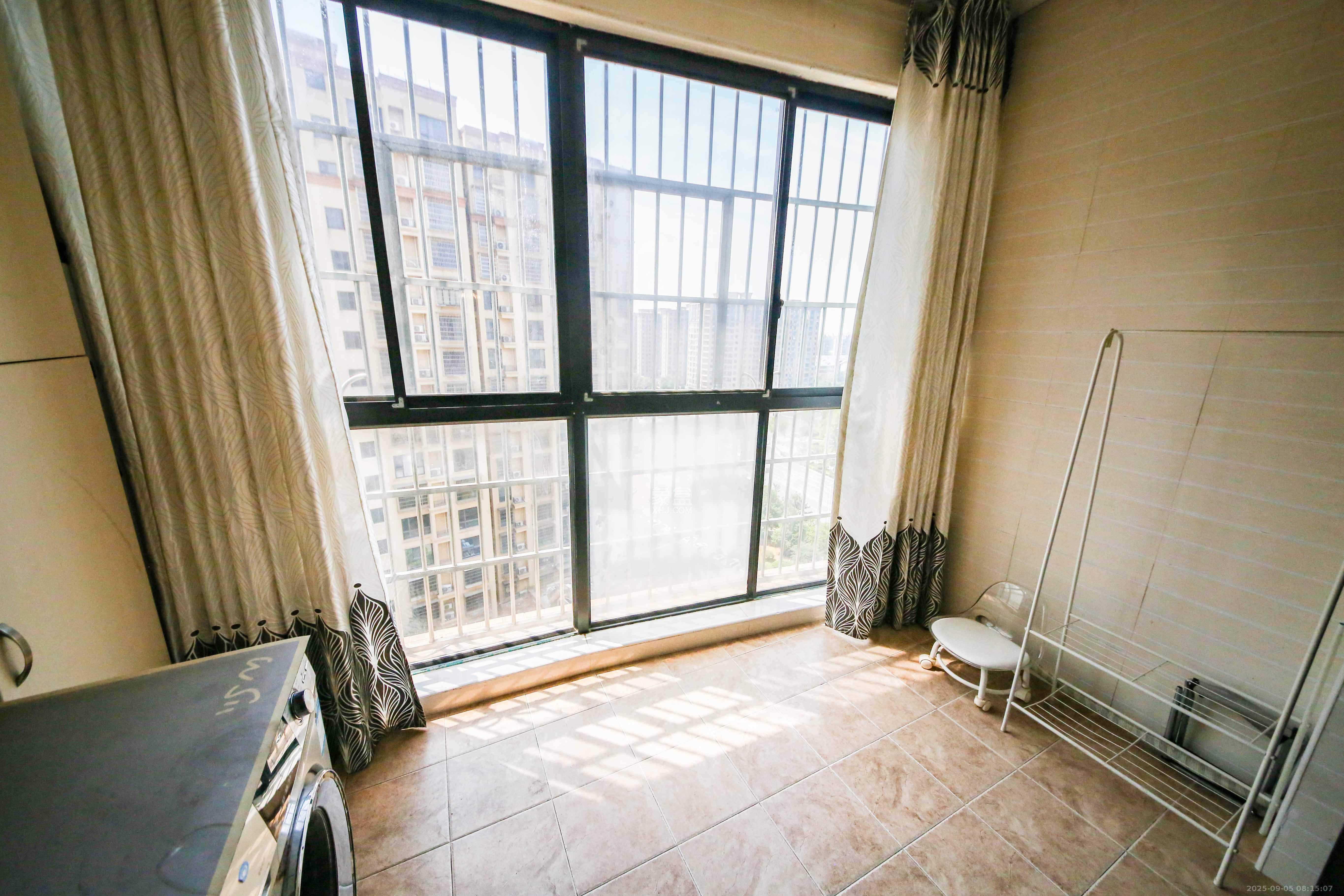 康斯丹郡(融程领秀佳园) 1室2厅1卫 68.0万 康斯丹郡(融程领秀佳园) 1室2厅1卫 68.0万阳台