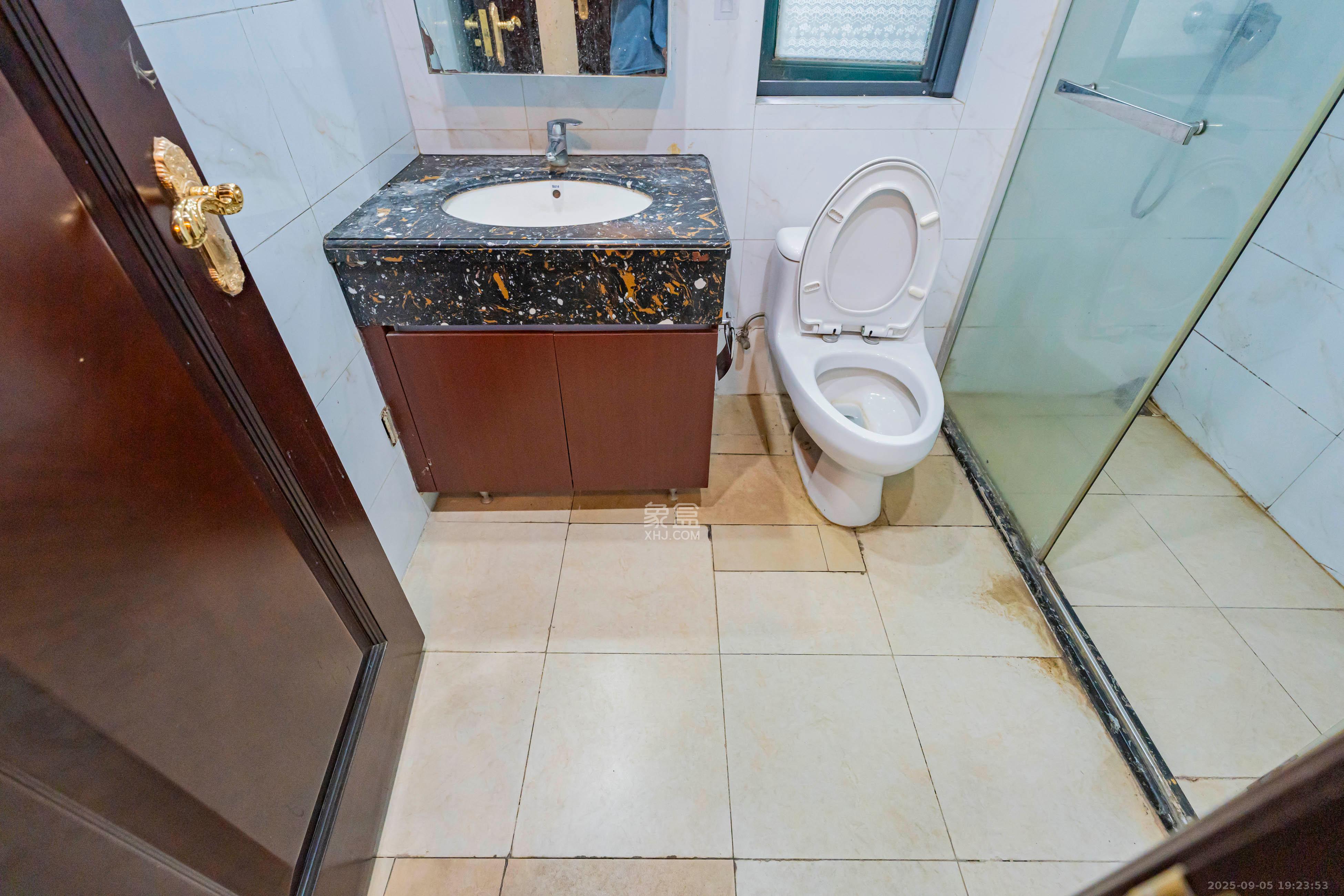 恒大雅苑  3室2厅2卫    82.8万卫生间