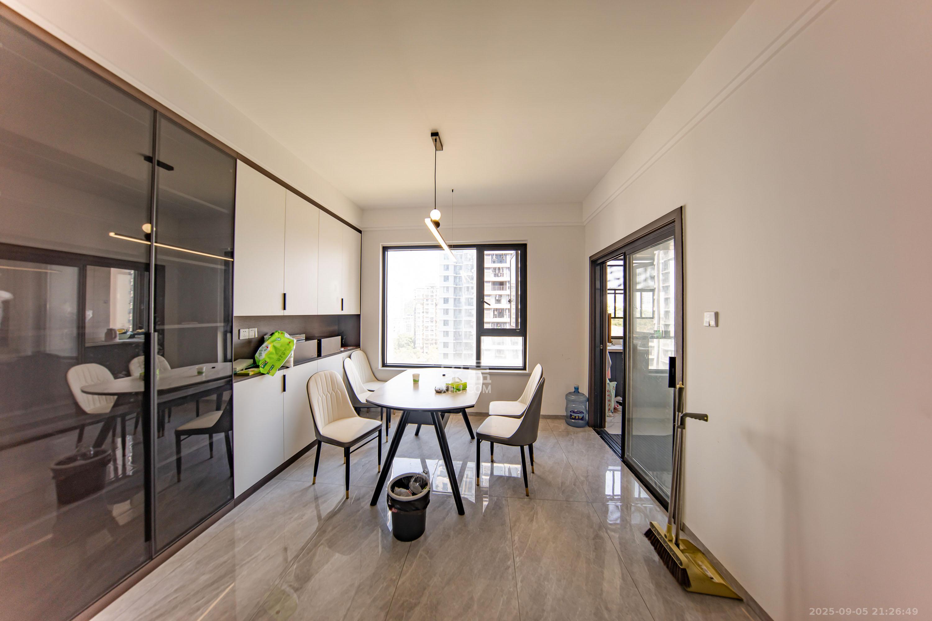 蔷薇国际 5室2厅2卫 107.0万 蔷薇国际 5室2厅2卫 107.0万客厅