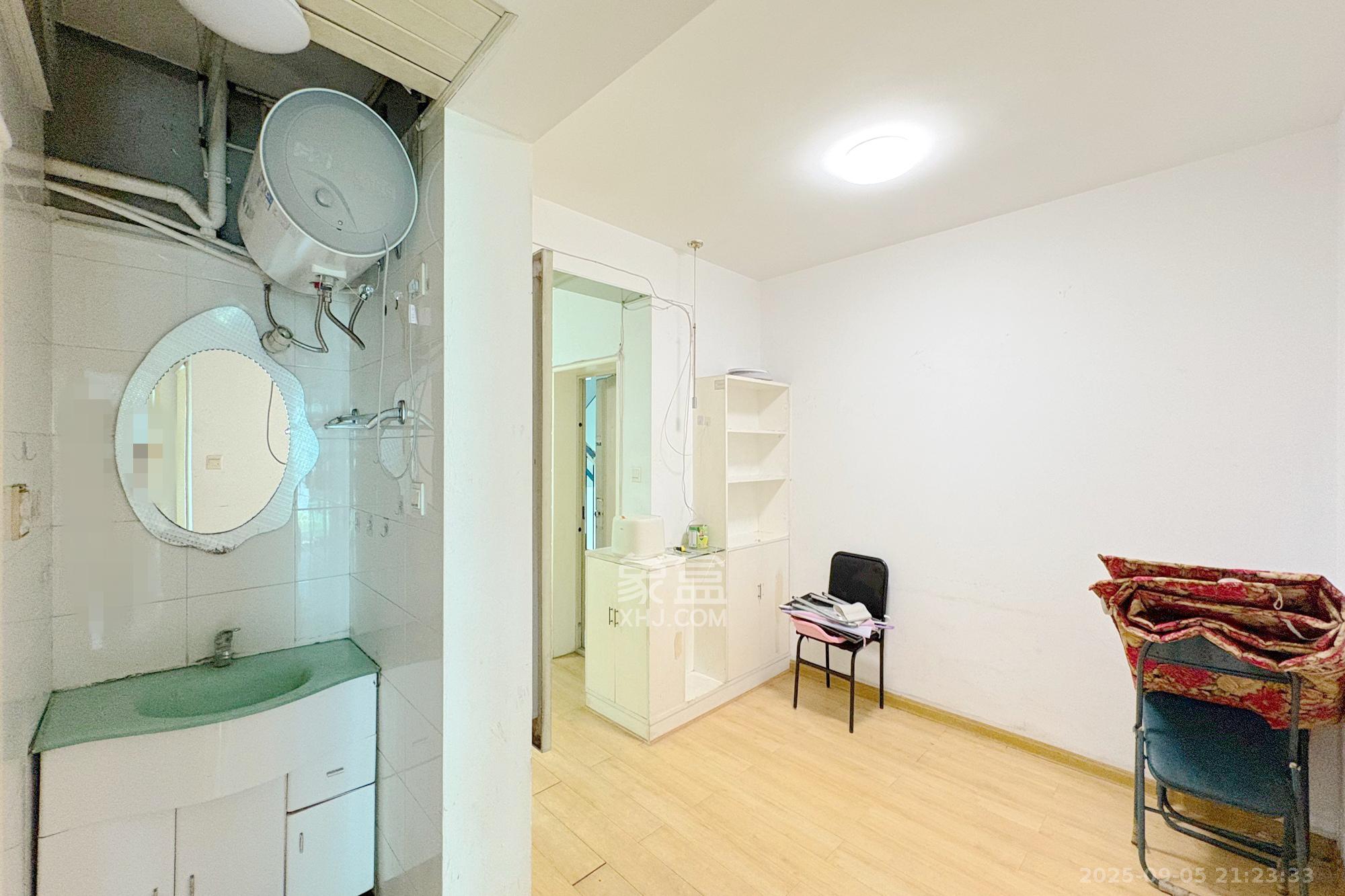 锦泰家园(锦泰商务大厦)  2室2厅1卫    65.0万 锦泰家园(锦泰商务大厦)  2室2厅1卫    65.0万客厅