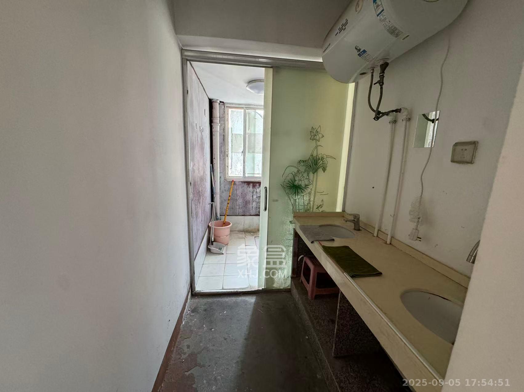 理工大学职工单位房青年汇  5室2厅2卫    2400.0元/月 理工大学职工单位房青年汇  5室2厅2卫    2400.0元/月室内图