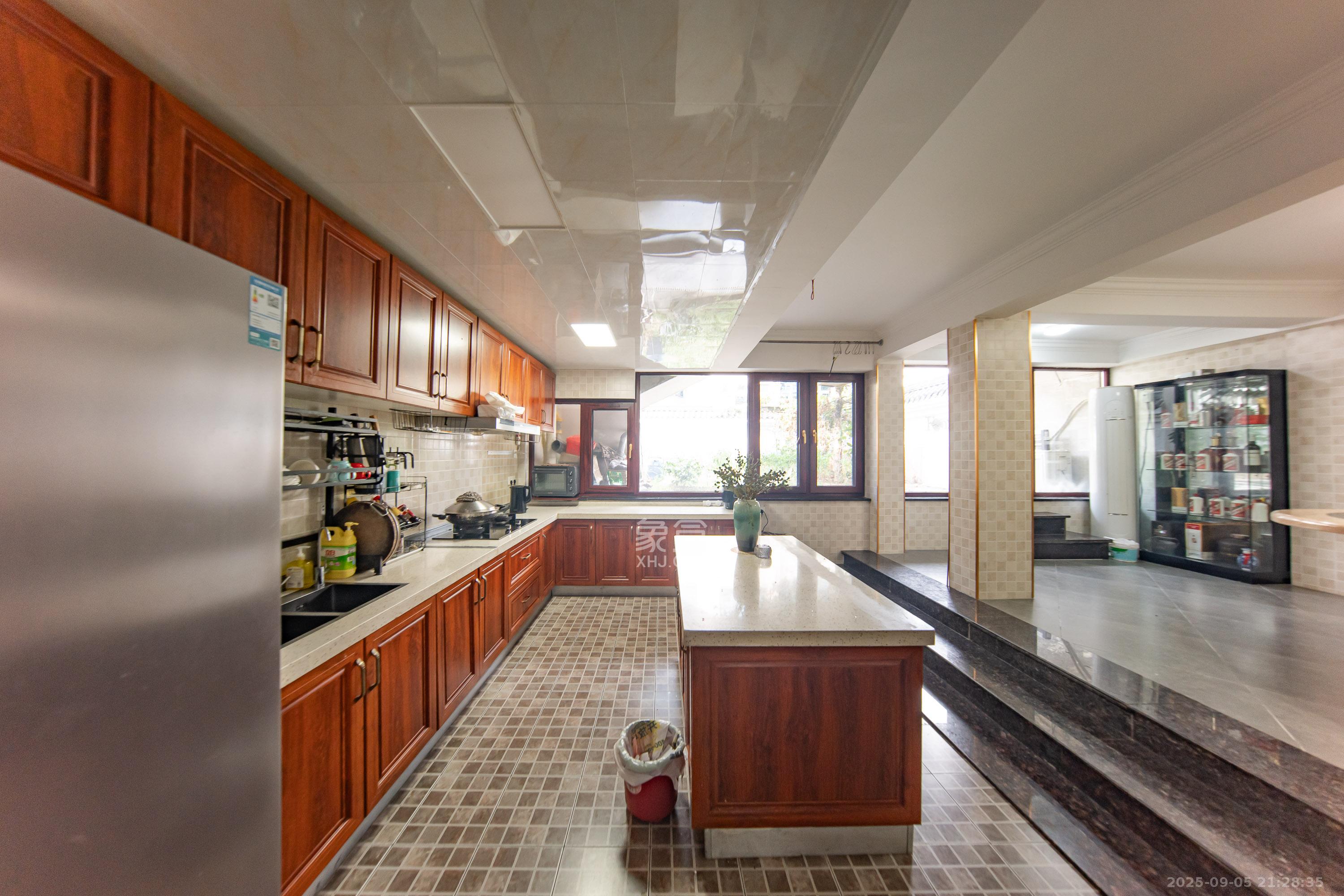 汀湘十里  5室2厅4卫    538.0万 汀湘十里  5室2厅4卫    538.0万厨房