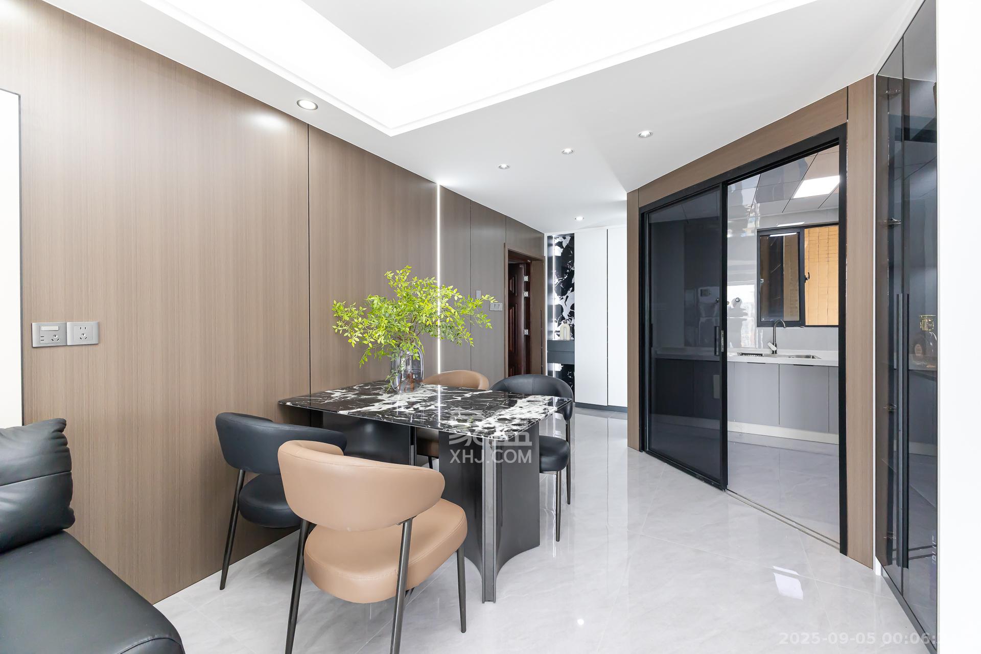 勤诚达新界  4室2厅2卫    117.0万 勤诚达新界  4室2厅2卫    117.0万客厅