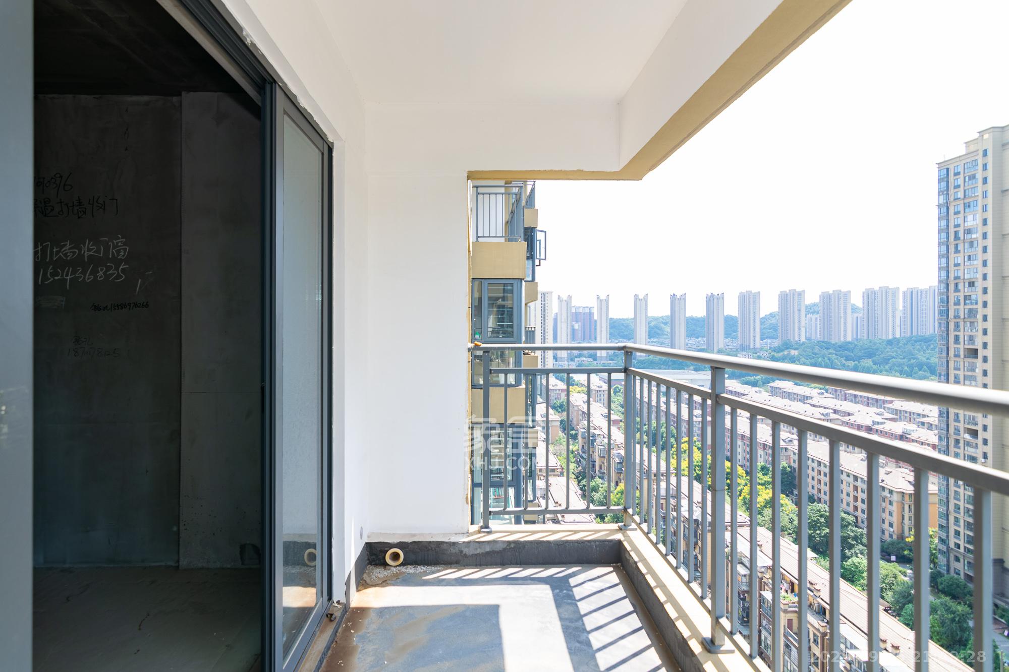 澳海澜庭  3室2厅2卫    58.0万阳台