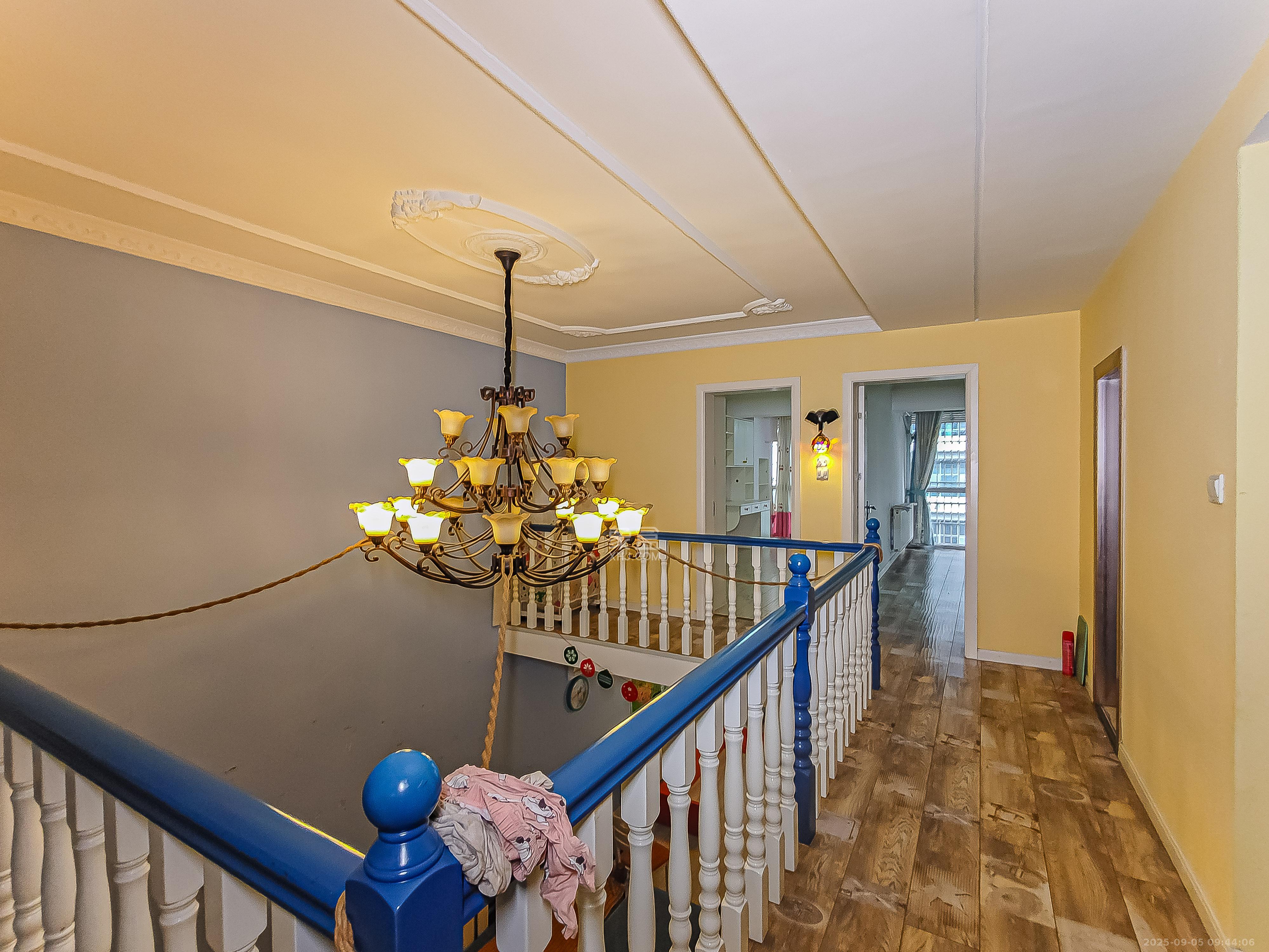 香格里嘉园  5室2厅2卫    129.0万客厅