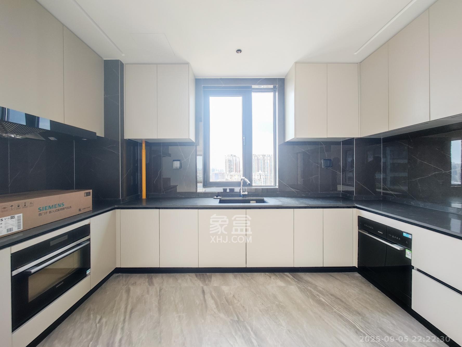 龙湖青云阙  4室2厅3卫    330.0万 龙湖青云阙  4室2厅3卫    330.0万厨房