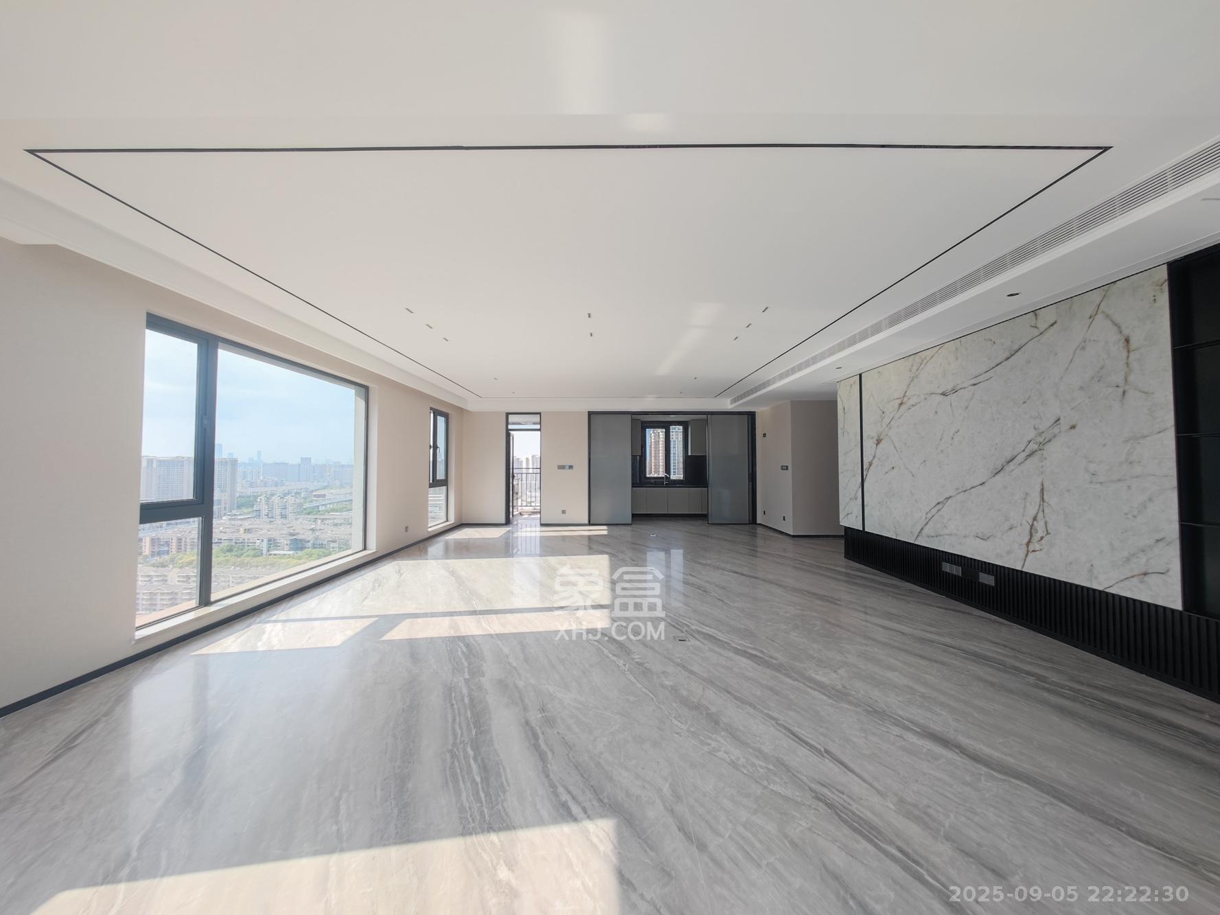 龙湖青云阙  4室2厅3卫    330.0万 龙湖青云阙  4室2厅3卫    330.0万客厅