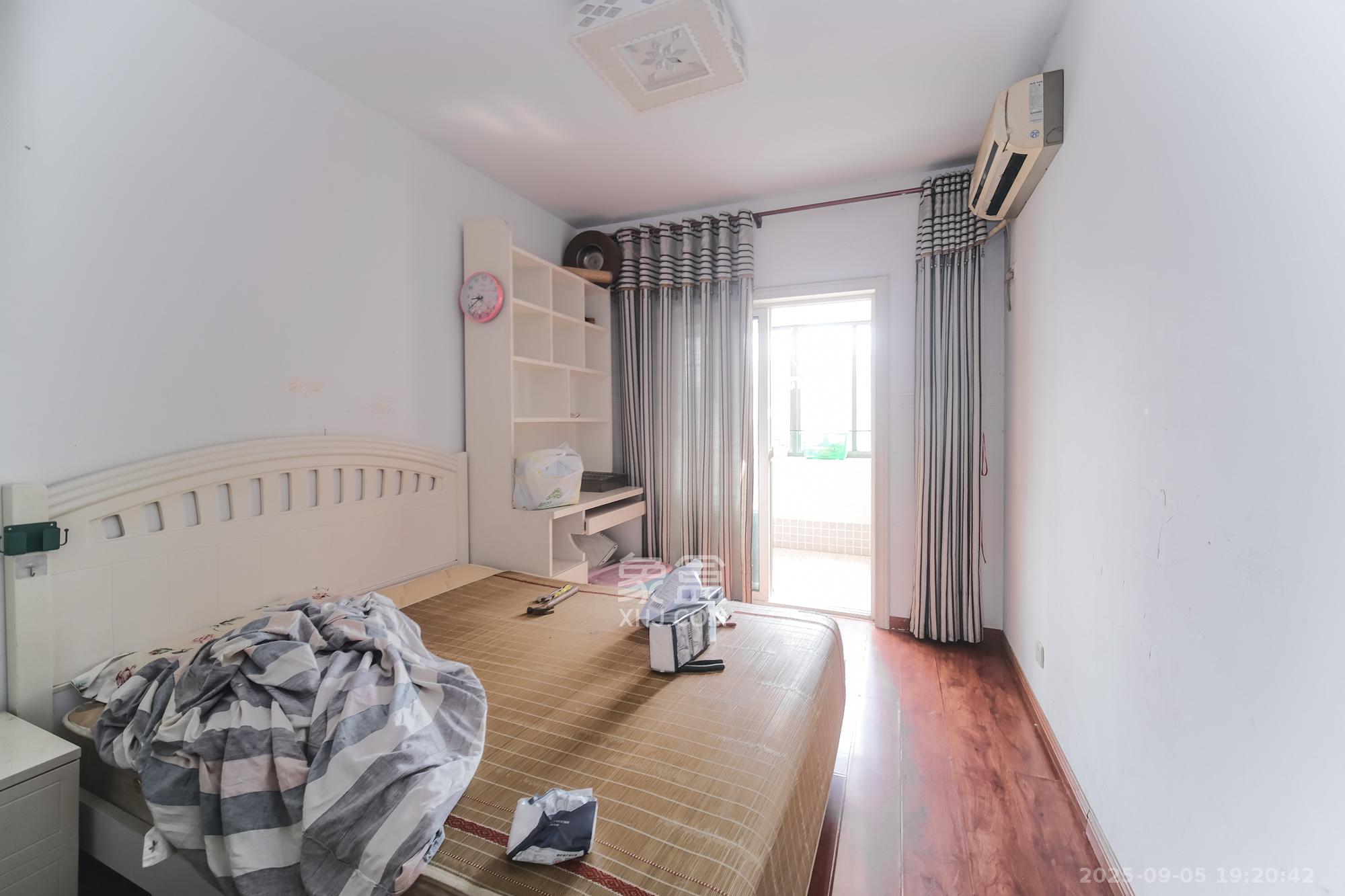 山水湾 3室2厅2卫 90.0万 山水湾 3室2厅2卫 90.0万卧室