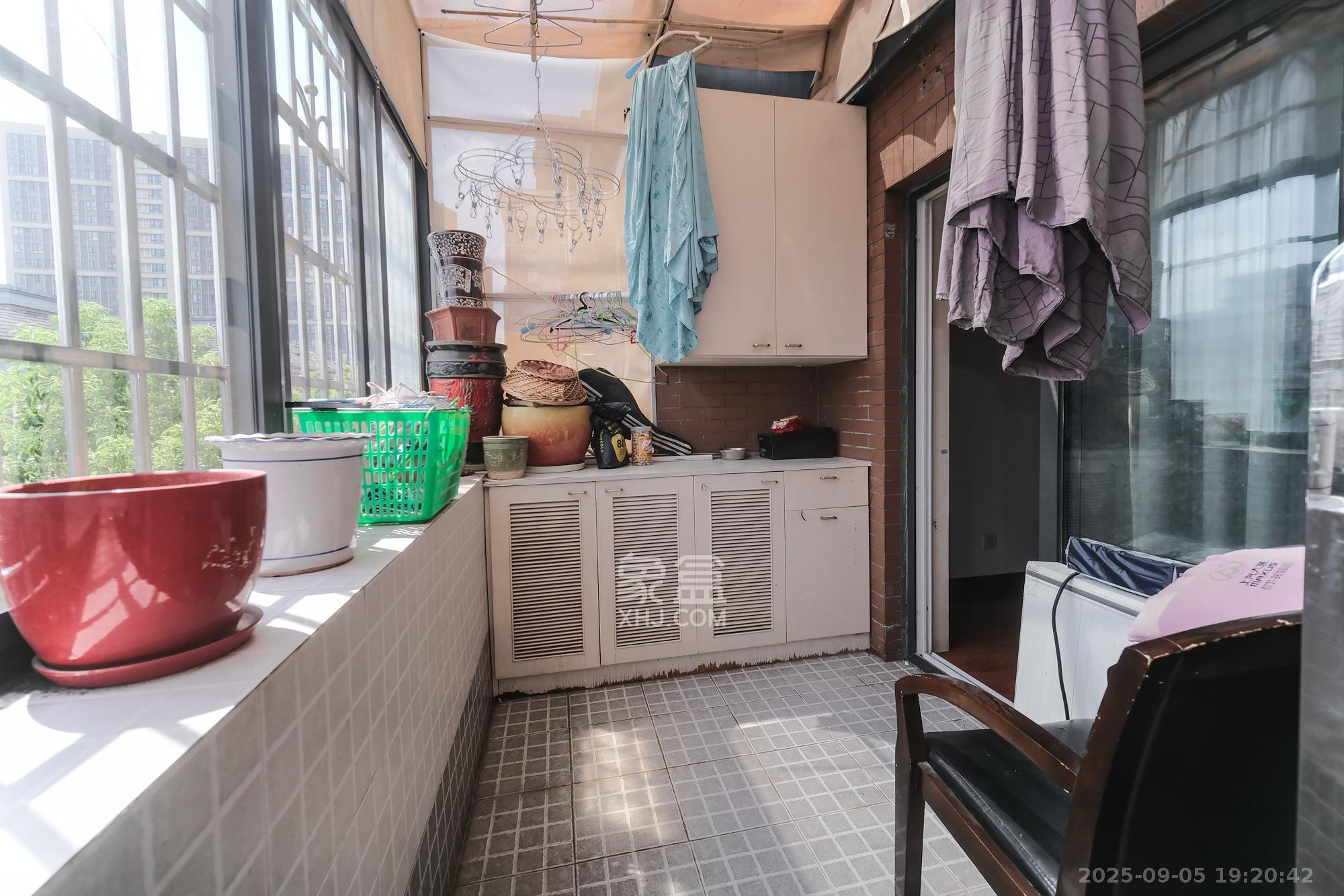 山水湾 3室2厅2卫 90.0万 山水湾 3室2厅2卫 90.0万阳台