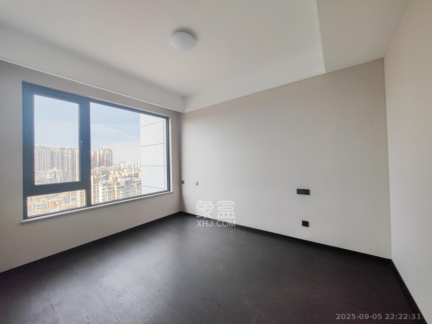 龙湖青云阙  4室2厅3卫    330.0万 龙湖青云阙  4室2厅3卫    330.0万卧室