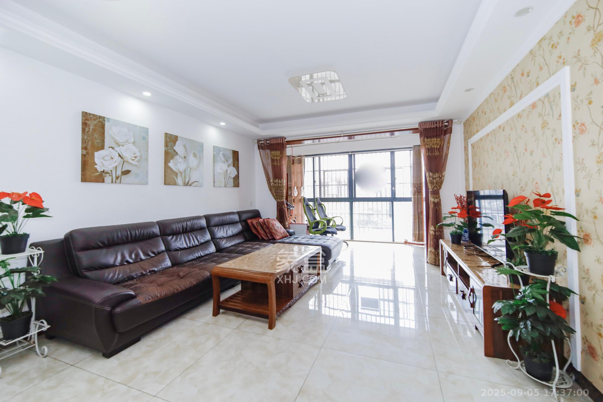 山水庭院  3室2厅1卫    68.0万客厅