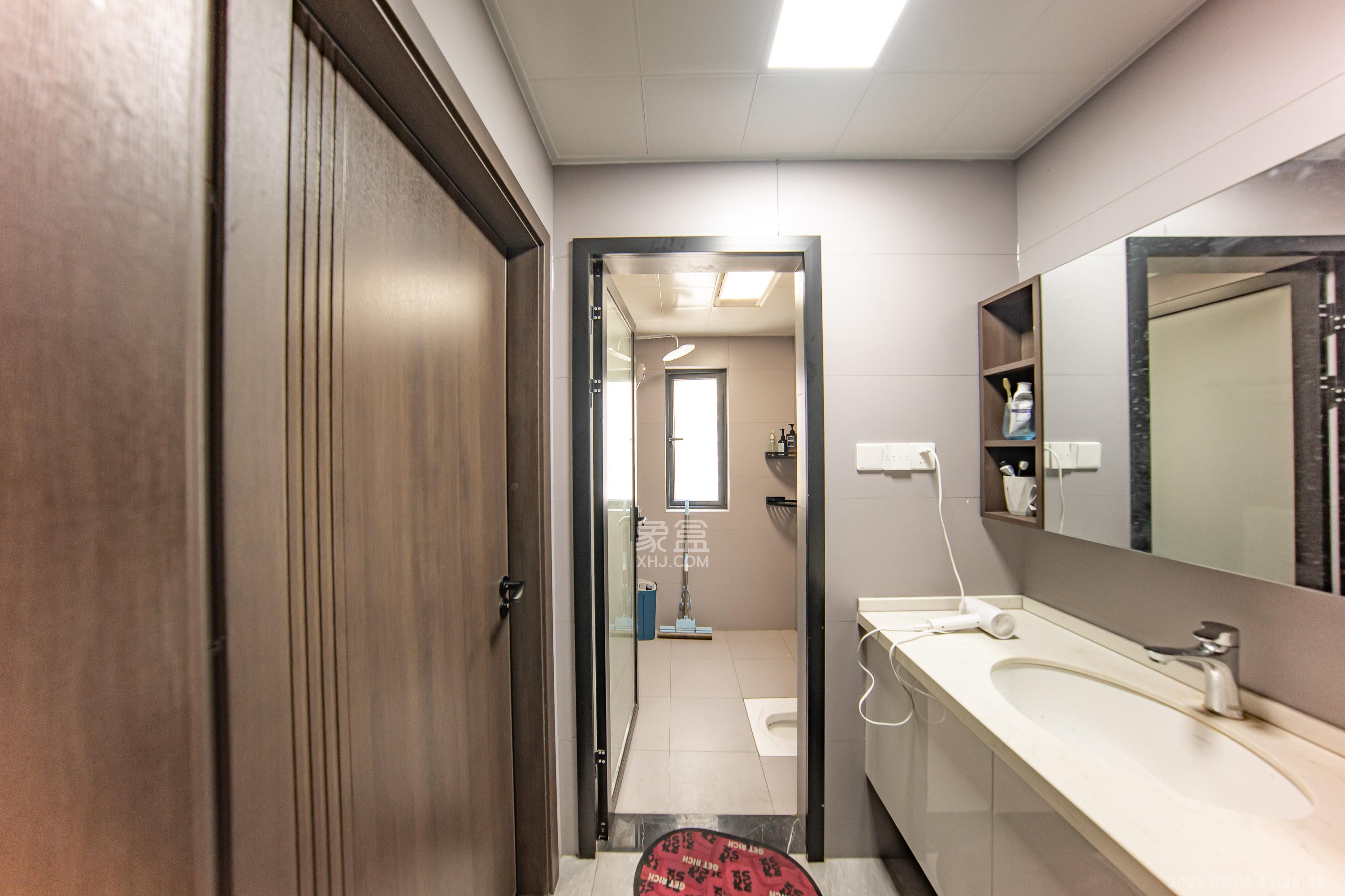 蔷薇国际 5室2厅2卫 107.0万 蔷薇国际 5室2厅2卫 107.0万卫生间