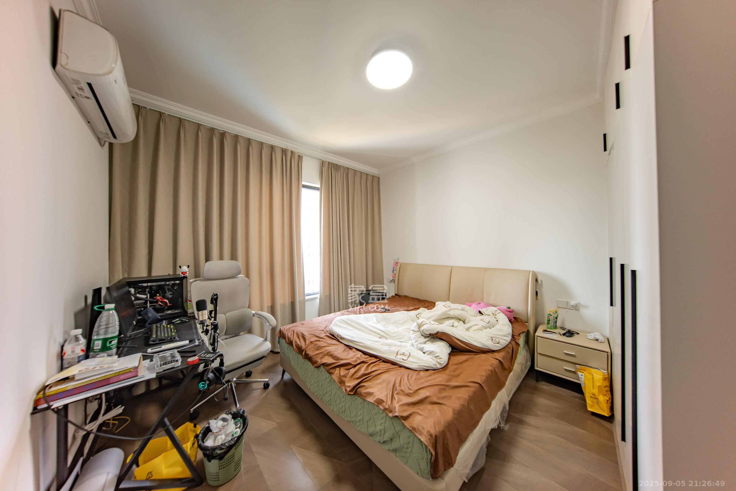 蔷薇国际 5室2厅2卫 107.0万 蔷薇国际 5室2厅2卫 107.0万卧室