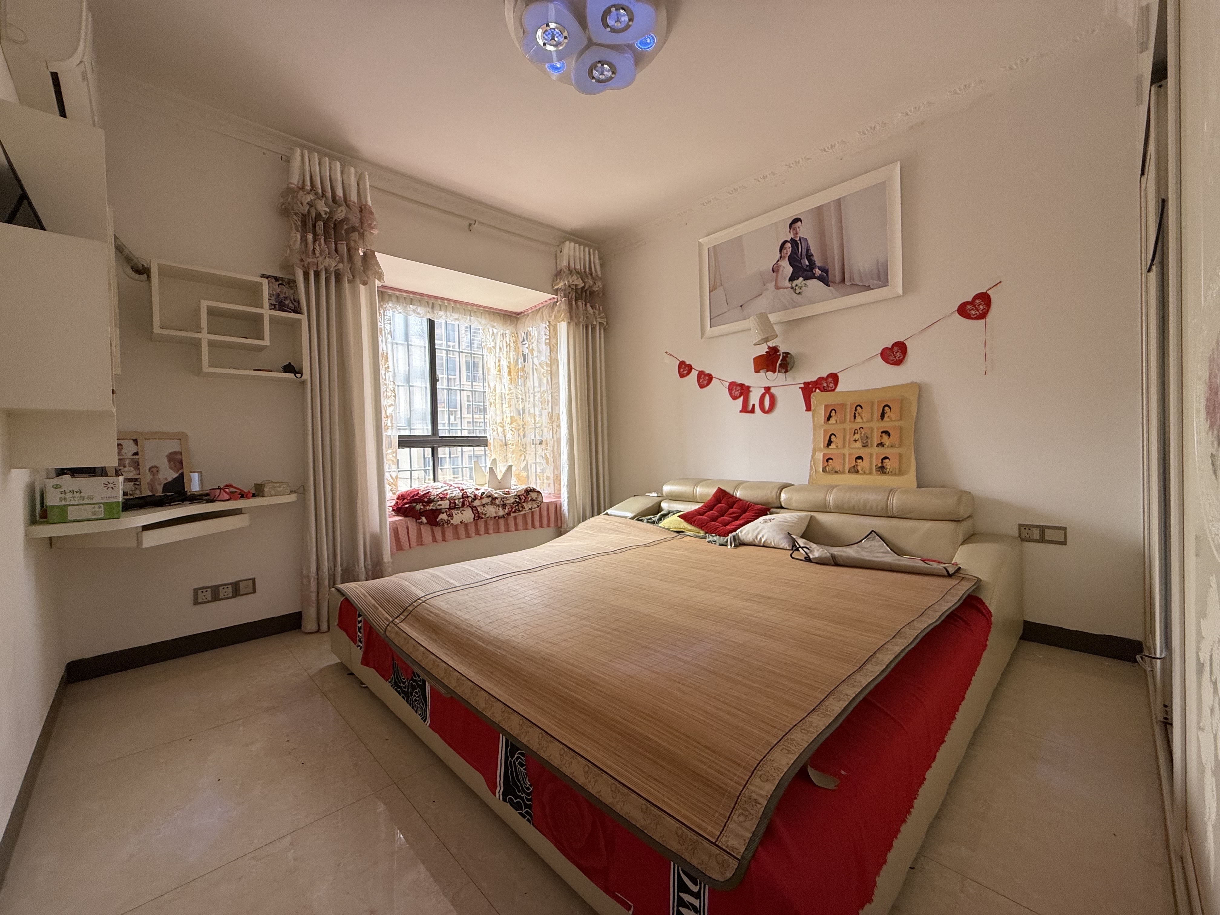 盛世东方 3室2厅2卫 93.8万 盛世东方 3室2厅2卫 93.8万客厅