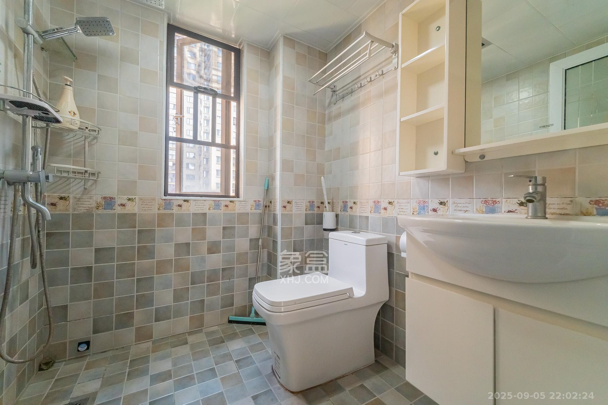 华润置地广场一期  3室2厅2卫    88.0万 华润置地广场一期  3室2厅2卫    88.0万卫生间